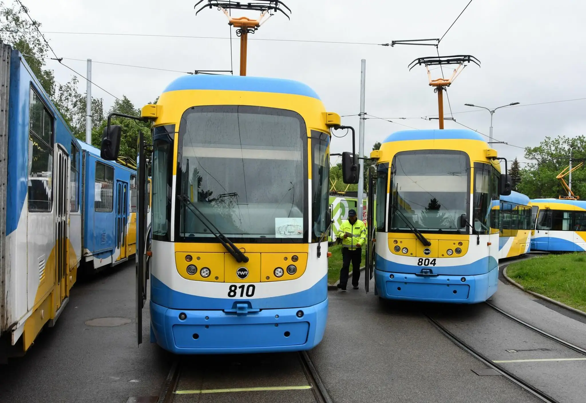 Odstavené autobusy na sídlisku Ťahanovce v Košiciach.