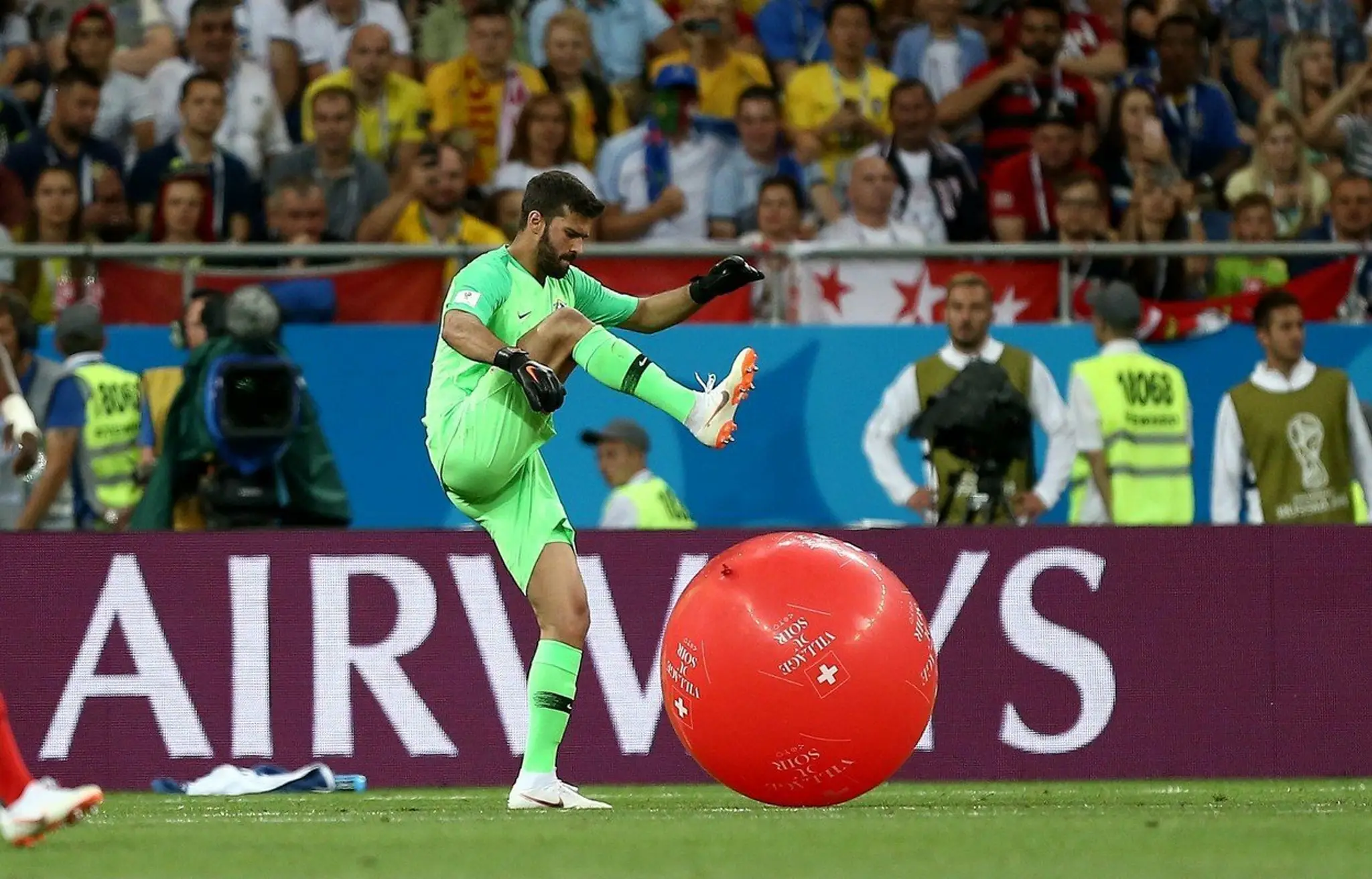 Brazílsky brankár Alisson vs švajčiarsky balón.