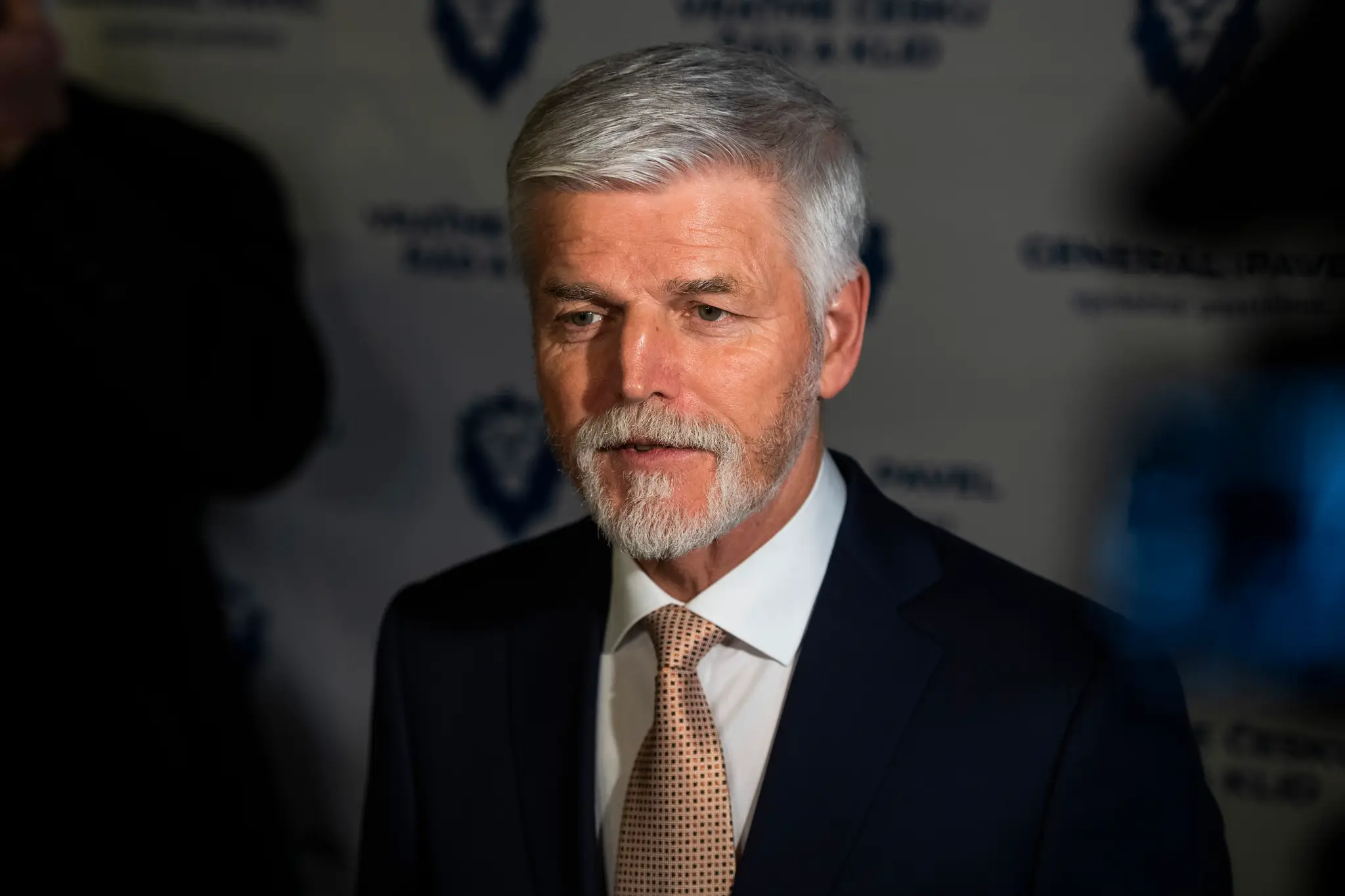 Petr Pavel odpovedá na otázky novinárov pri príchode do svojho volebného štábu v Prahe.