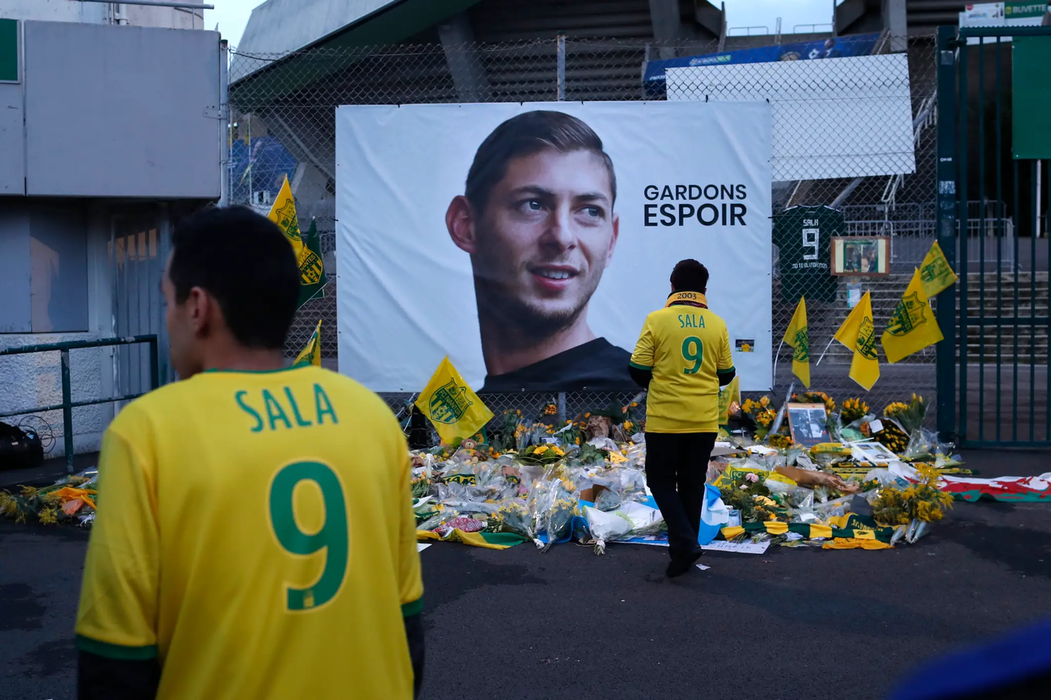 Fanúšikovia Nantes si uctievajú pamiatku zmiznutého exhráča klubu Emiliana Salu pred zápasom so Saint-Étienne.