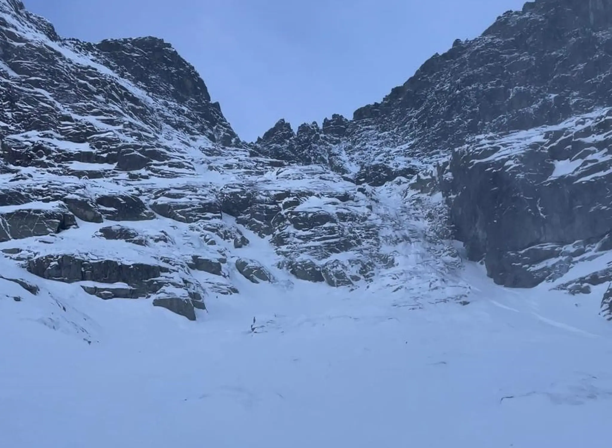 Lavína zavalila dvoch skialpinistov