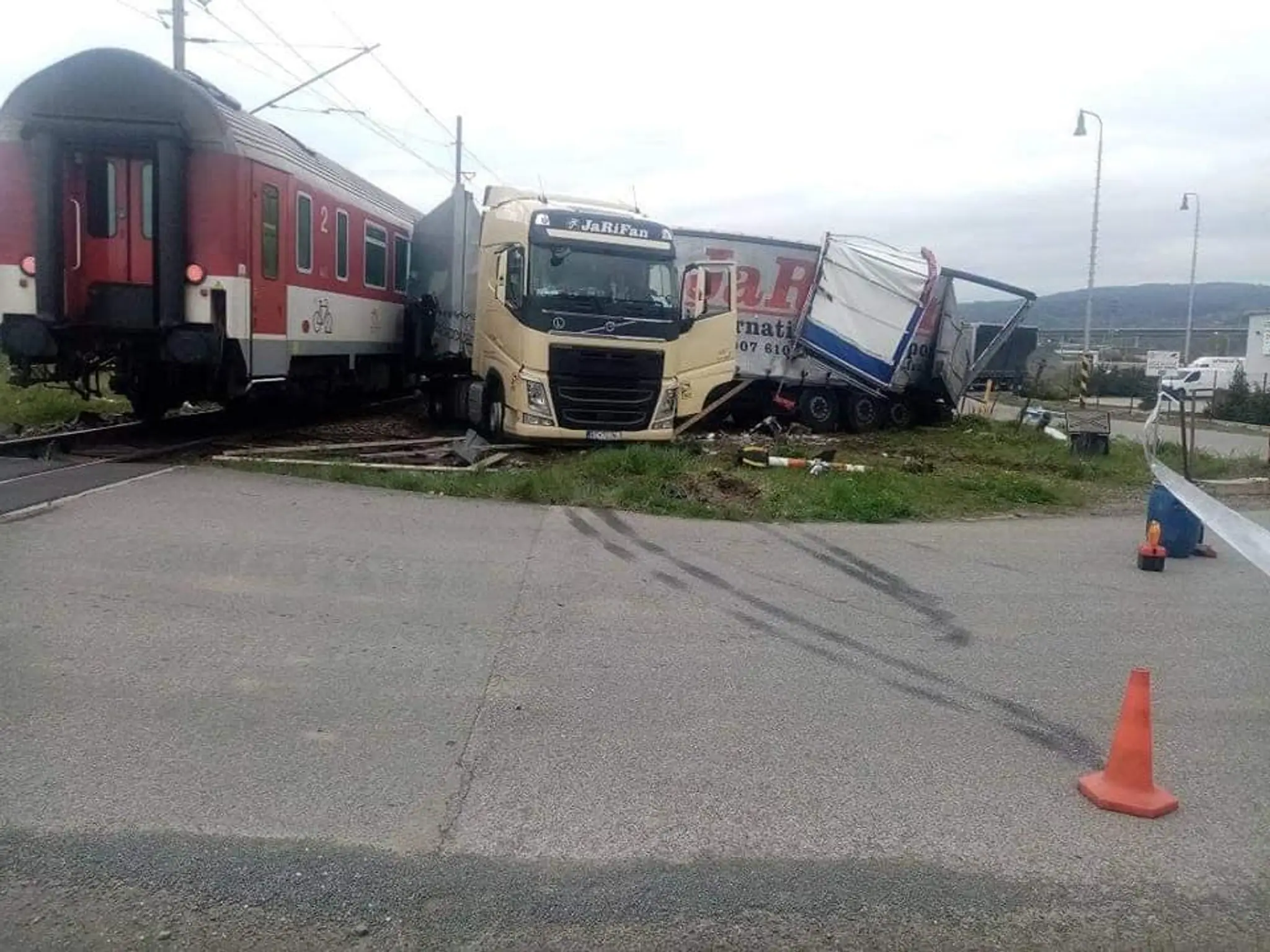 Vlak sa zrazil s kamiónom 