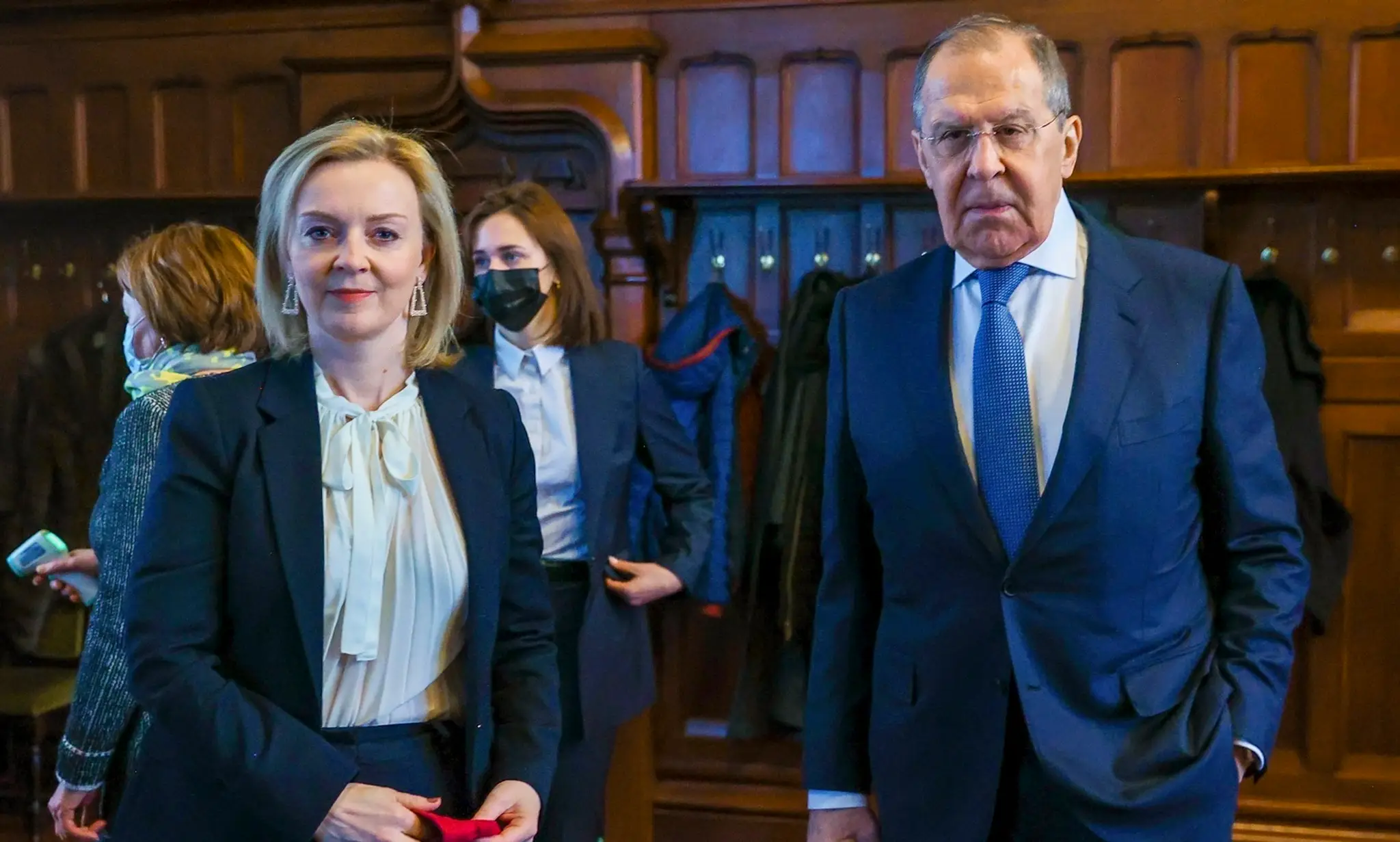 Britská ministerka zahraničných vecí Liz Trussová a ruský náprotivok Sergej Lavrov.