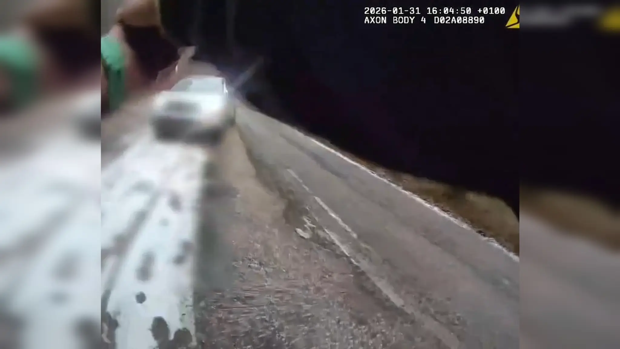 Auto doslova prefrčalo okolo policajta.