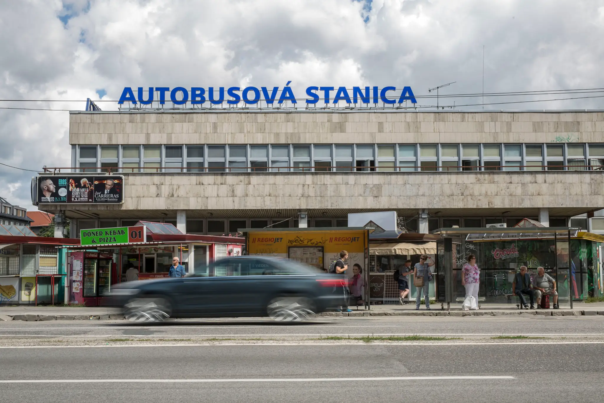 Autobusová stanica Mlynské nivy.