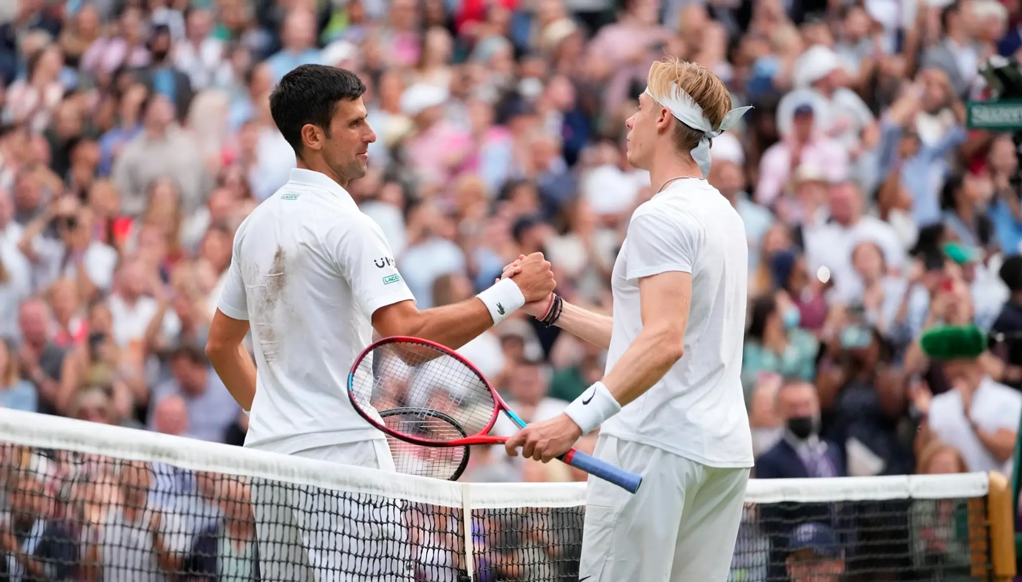 Novak Djokovič si podáva ruku s porazeným Kanaďanom Denisom Shapovalovom.