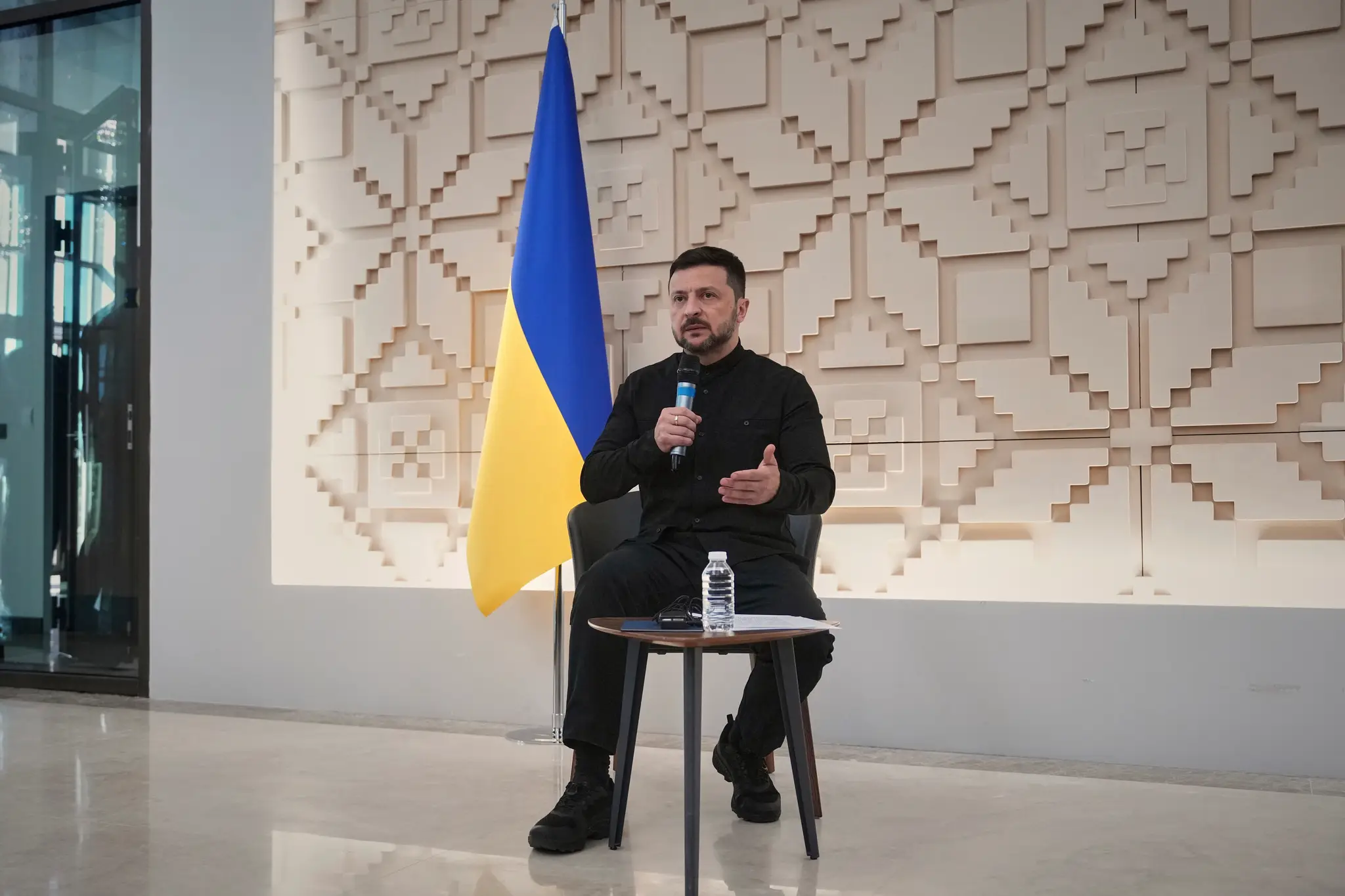 Na snímke ukrajinský prezident Volodymyr Zelenskyj odpovedá na otázky novinárov v tureckej Ankare.