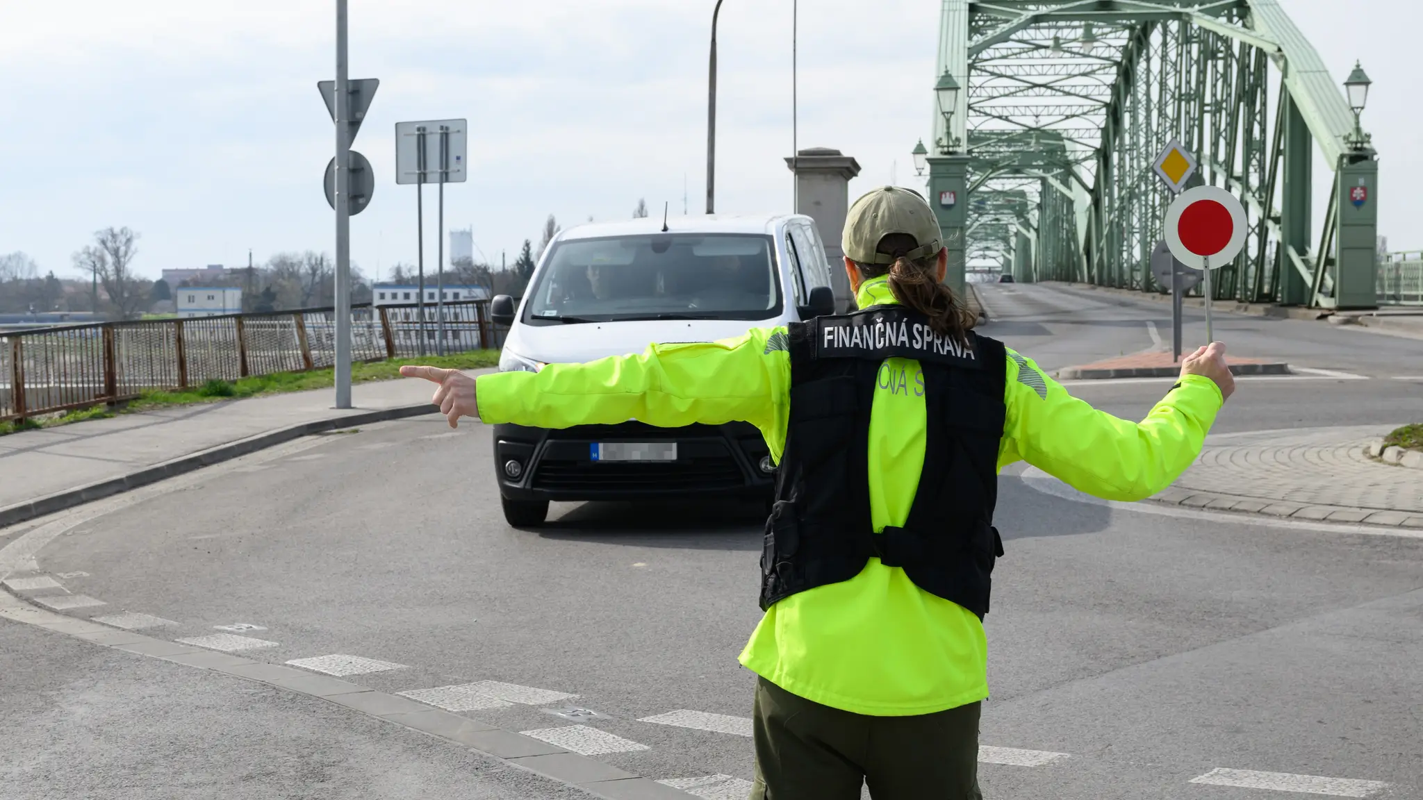 Policajti pre slintačku a krívačku zastavujú vozidlá na hraničných priechodoch