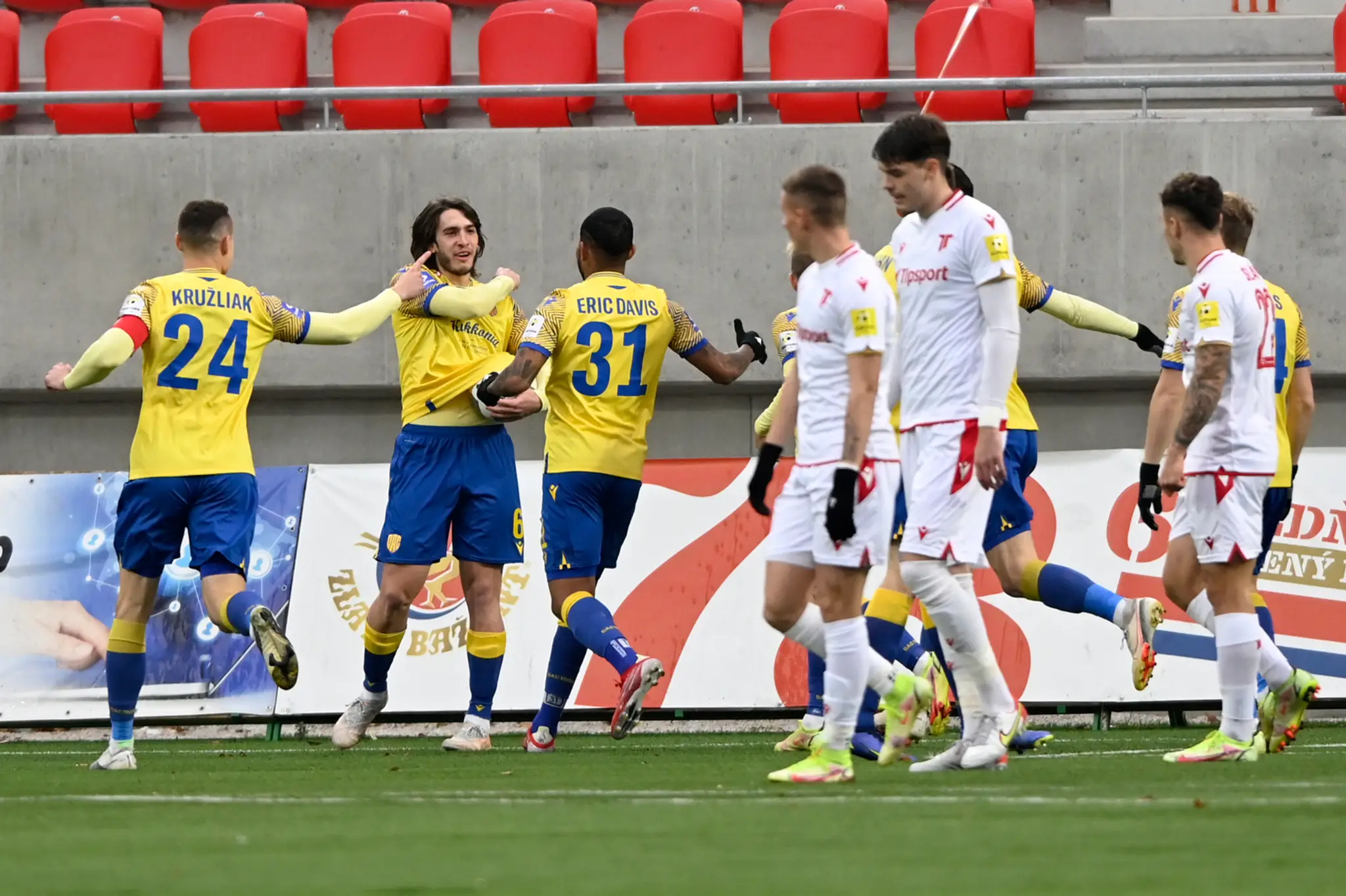 Na snímke hráči FC DAC 1904 Dunajská Streda sa tešia po prvom góle do siete Trenčína.