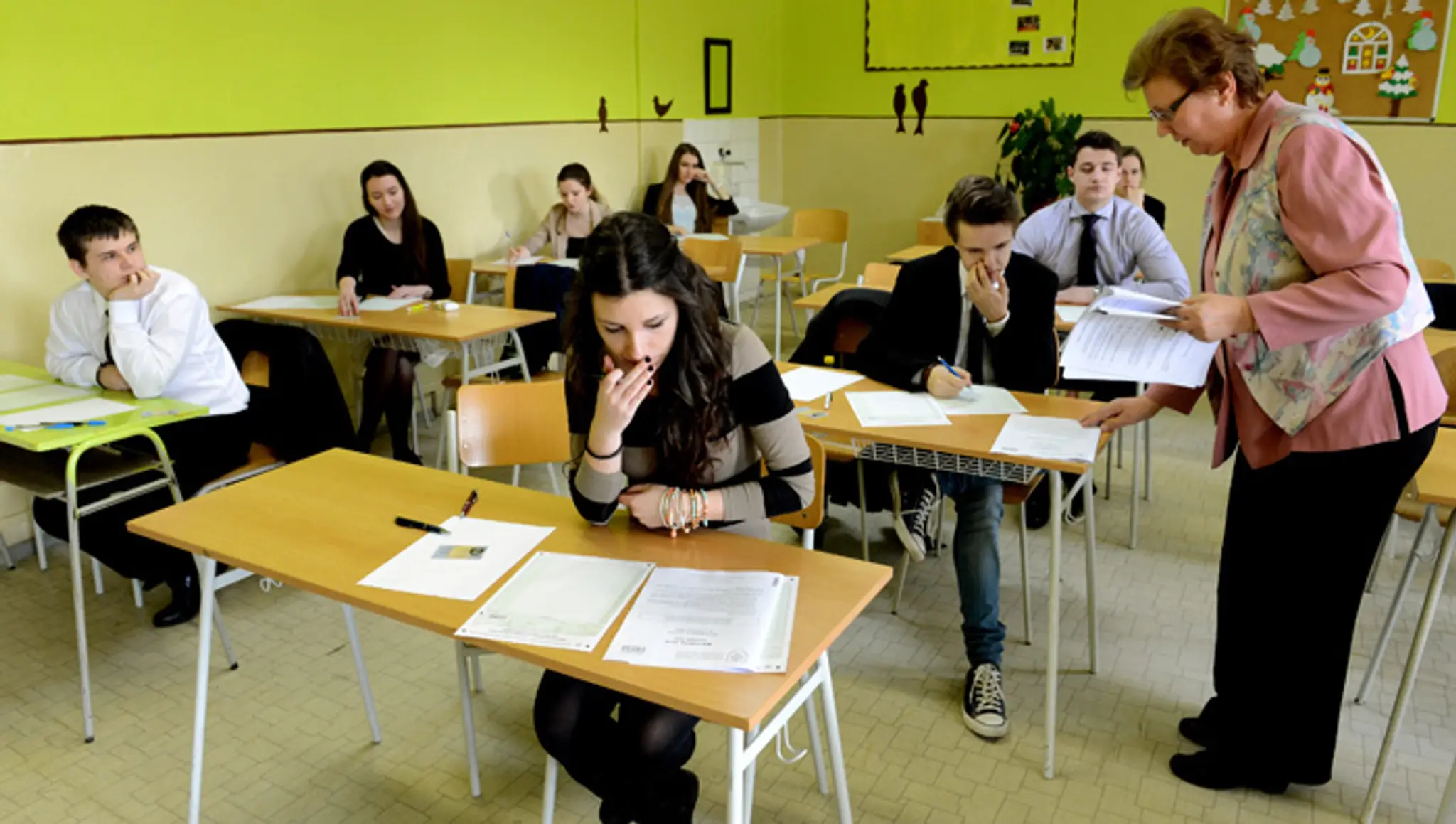 Študenti Gymnázia na Poštovej ulici v Košiciach počas písomných maturitných testov zo slovenského jazyka a literatúry. 