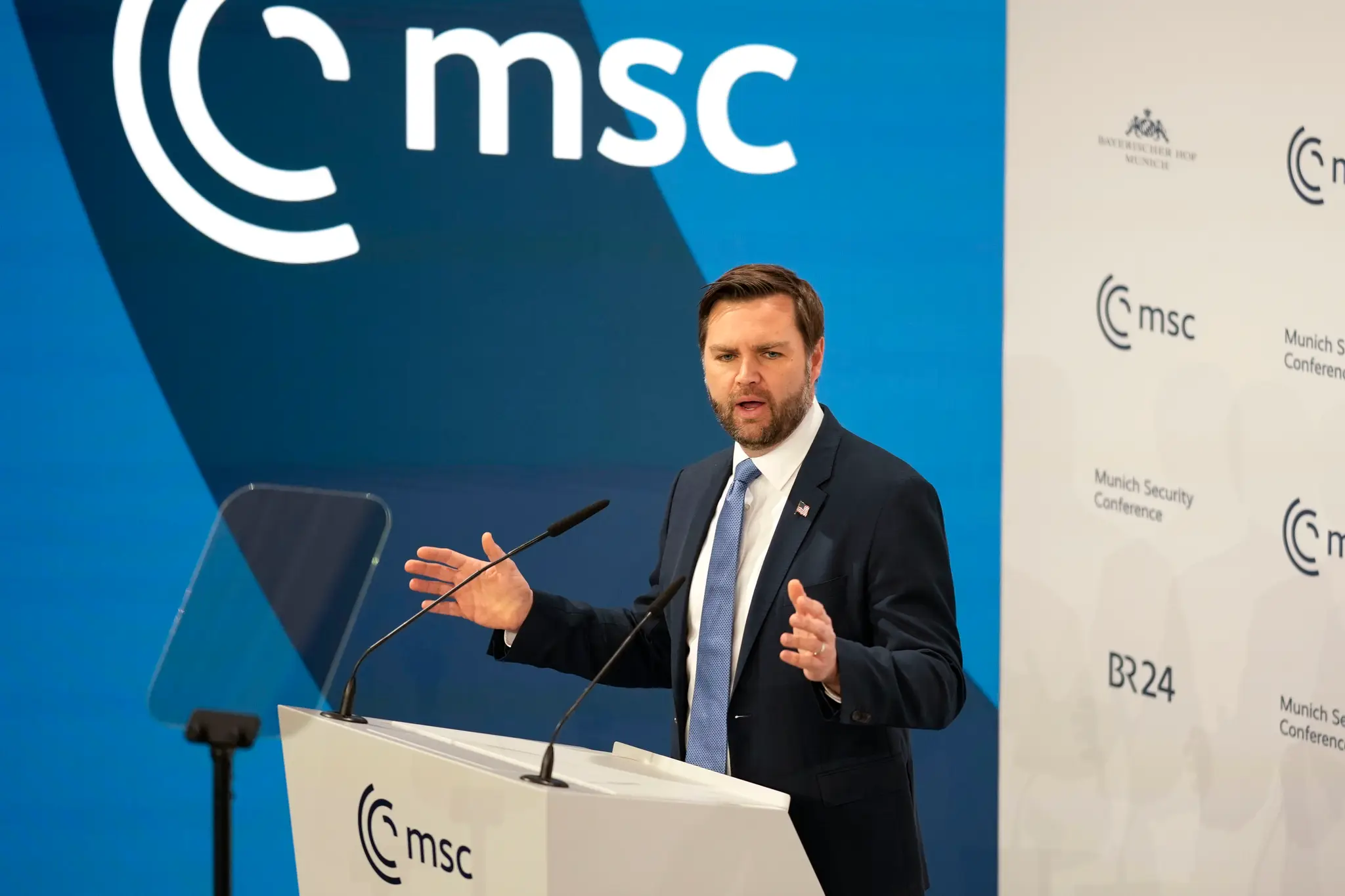 Americký viceprezident J. D. Vance gestikuluje počas prejavu na 61. ročníku Mníchovskej bezpečnostnej konferencie.