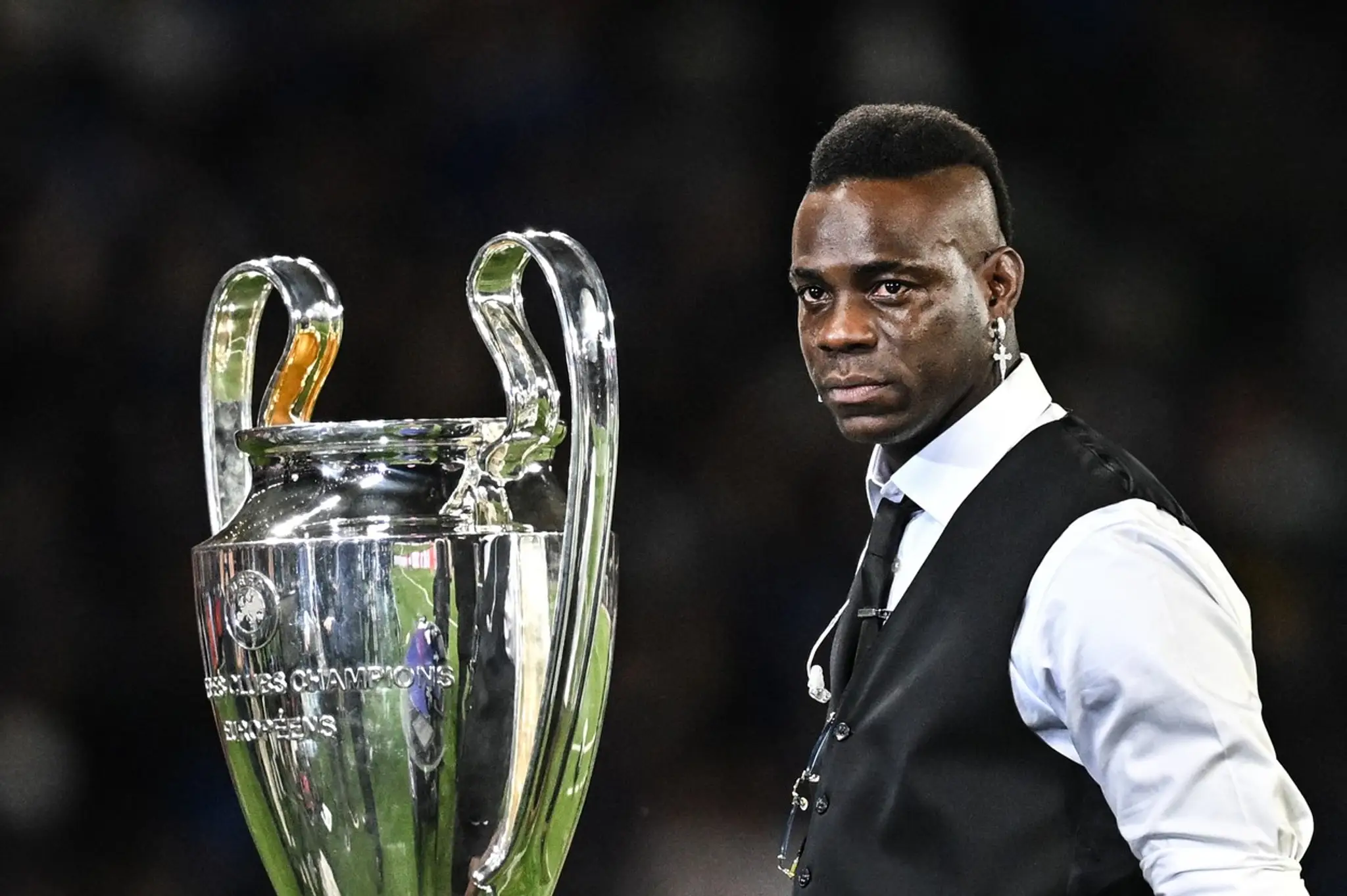 Mario Balotelli vedľa trofeje Ligy majstrov, ktorú v roku 2010 vyhral s Interom Miláno.