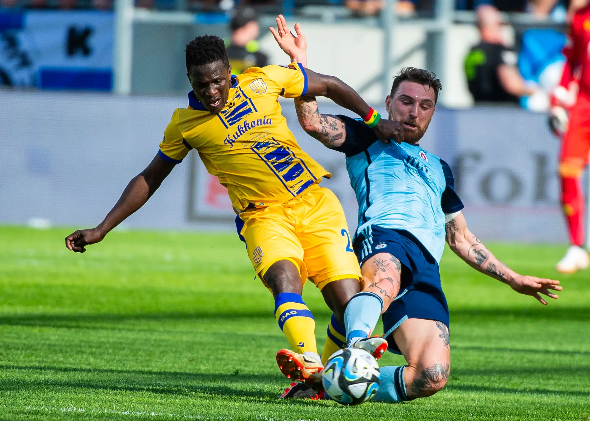 Na snímke zľava Moussa Koné (DAC) a Guram Kašia (Slovan) počas zápasu 5. kola nadstavby Niké ligy .