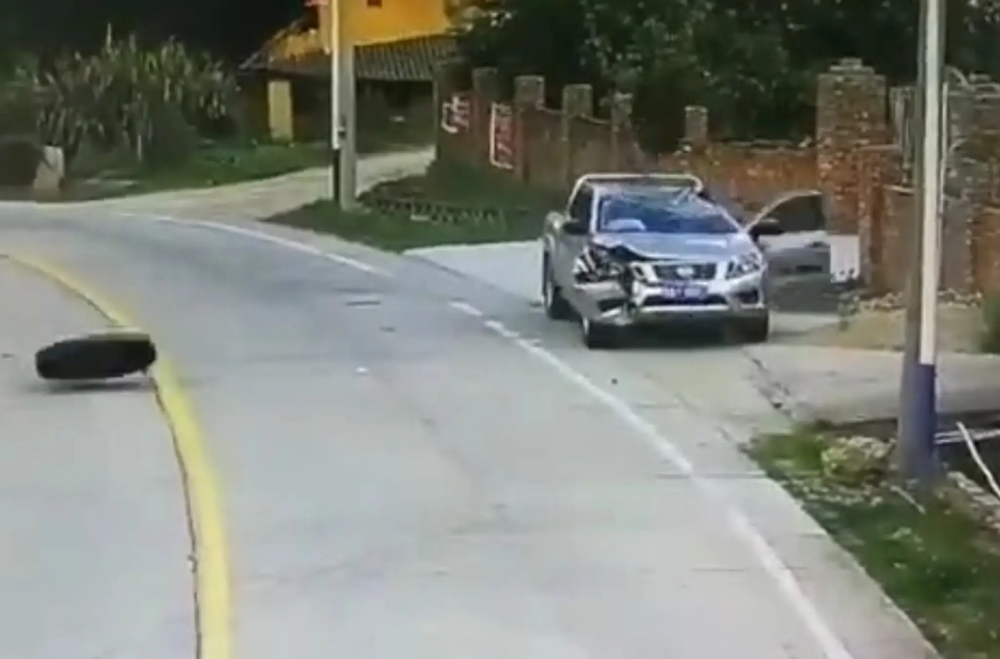 Odtrhnuté kolesá zdemolovali auto.