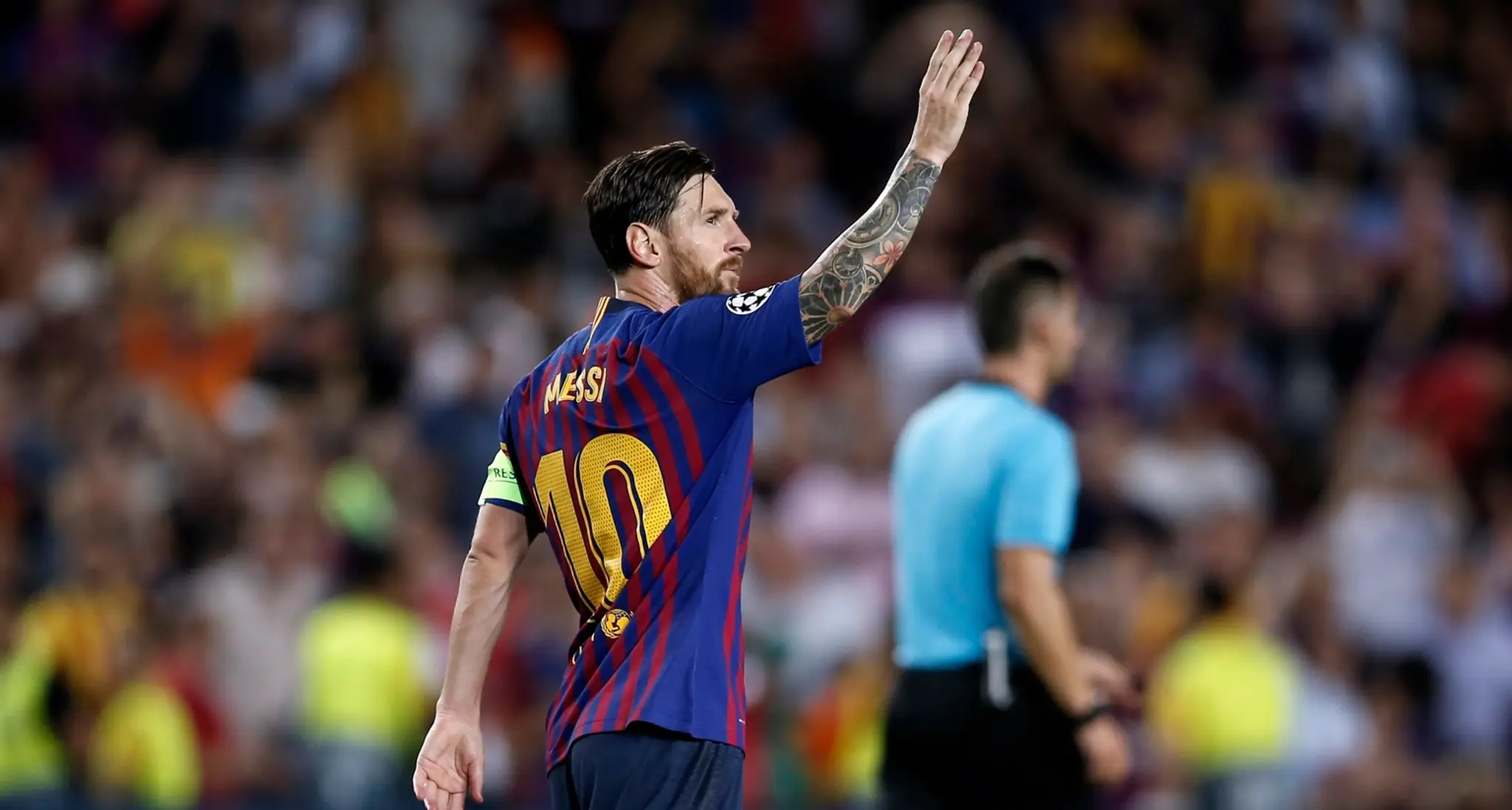 Lionel Messi oslavuje svoj hetrik do siete PSV Eindhoven.