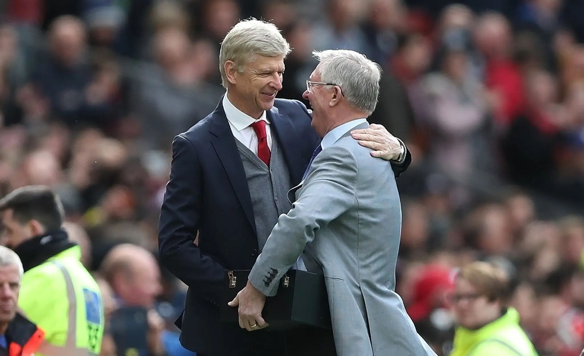 Arsene Wenger dostal od Alexa Fergusona striebornú vázu.
