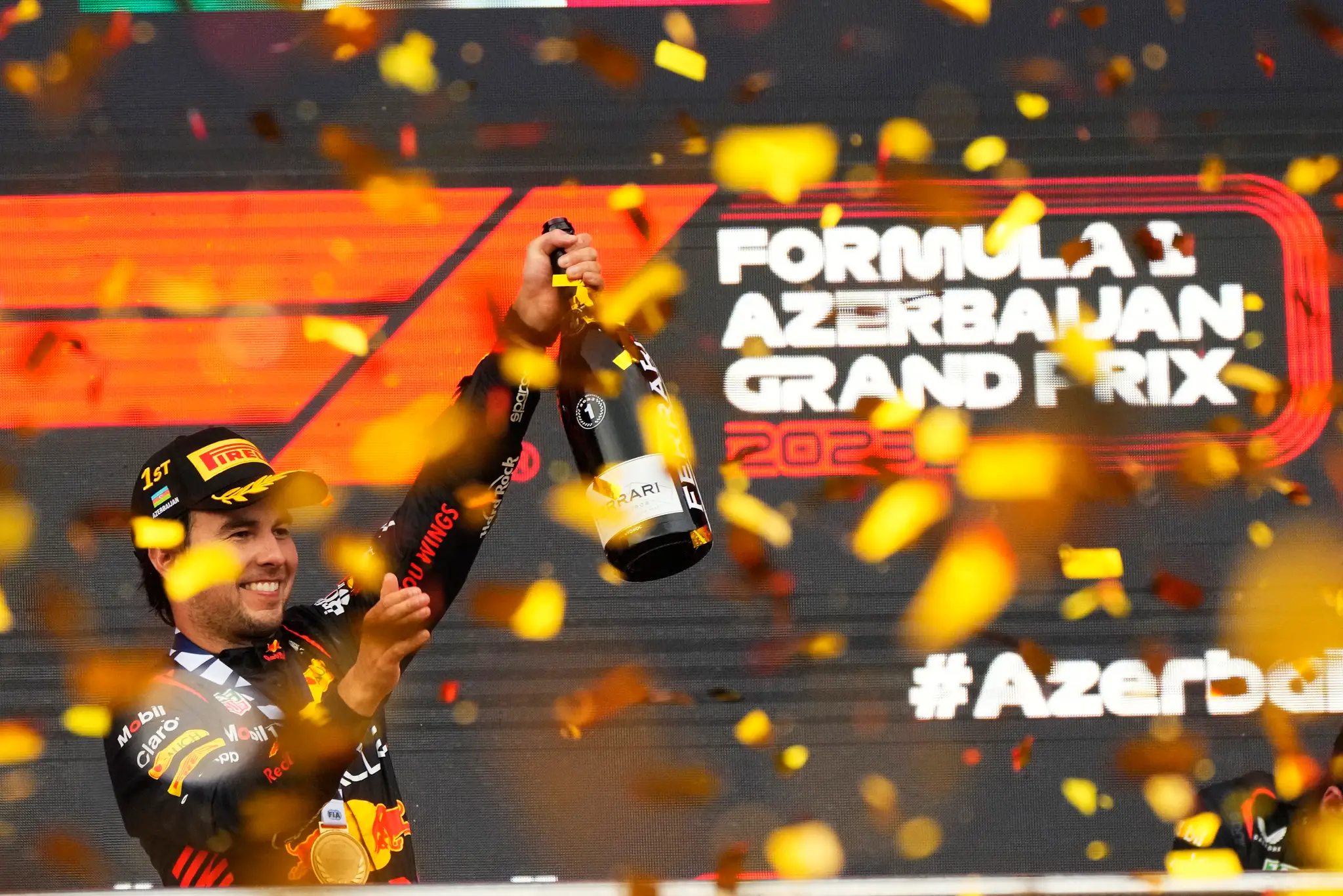 Na snímke mexický pilot formuly 1 Sergio Perez z tímu Red Bull oslavuje na pódiu po tom, ako vyhral Veľkú cenu Azerbajdžanu.
