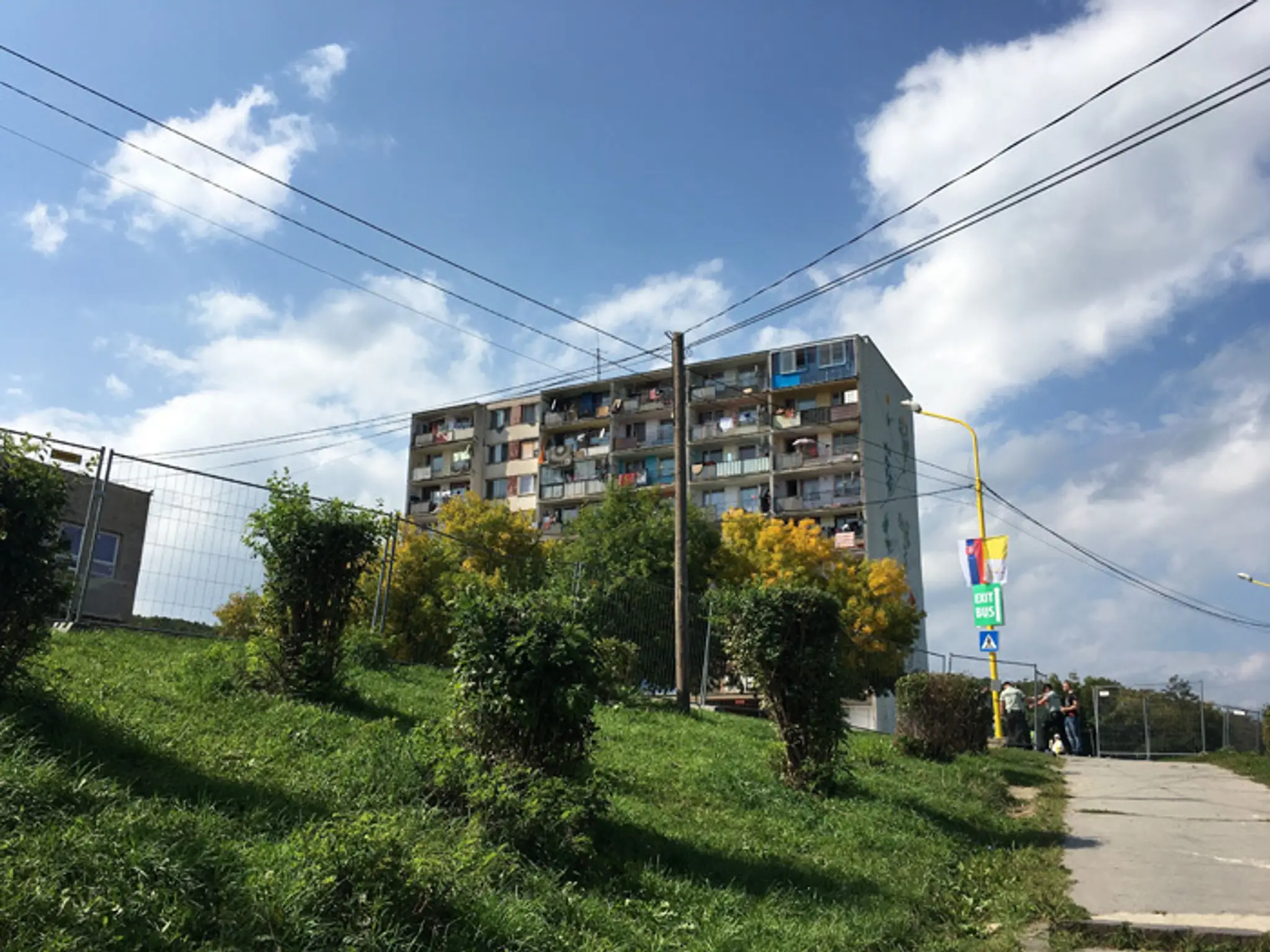 Dom na sídlisku Luník IX pred príchodom pápeža.