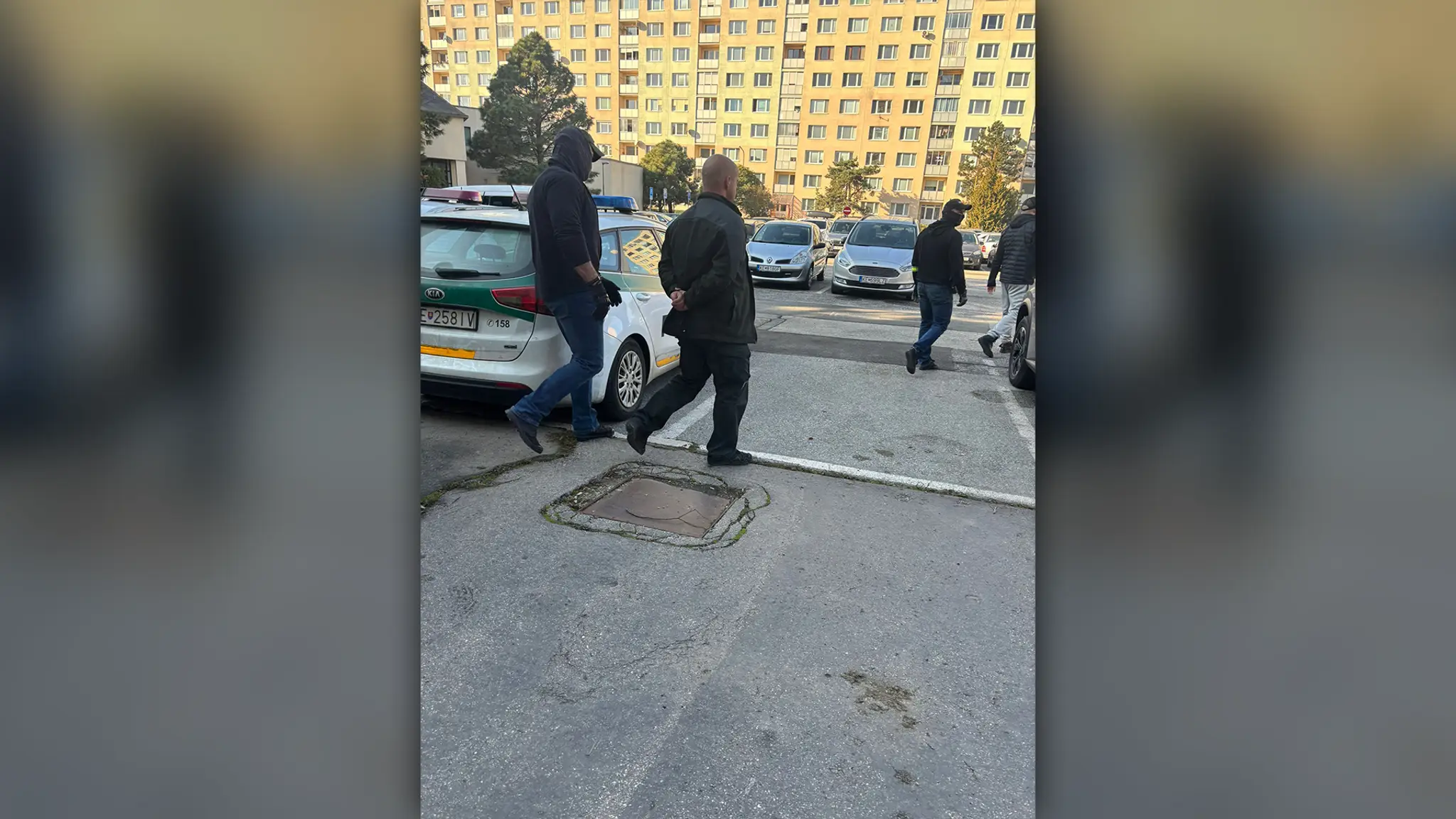 Policajt skončil v putách.