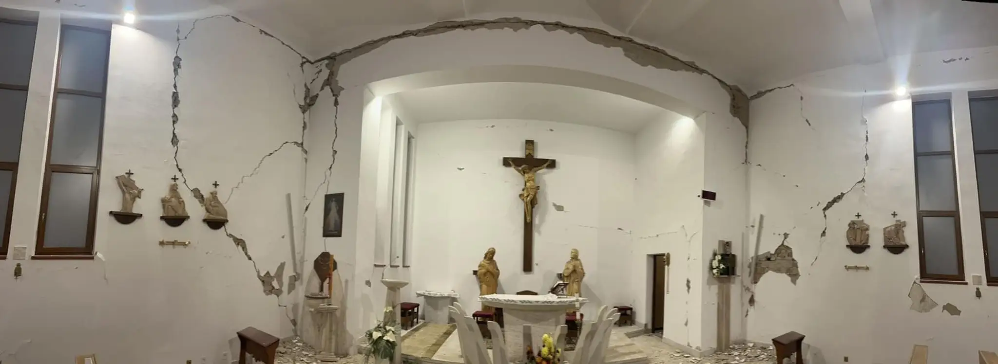 Poškodený kostol v obci Nižná Sitnica