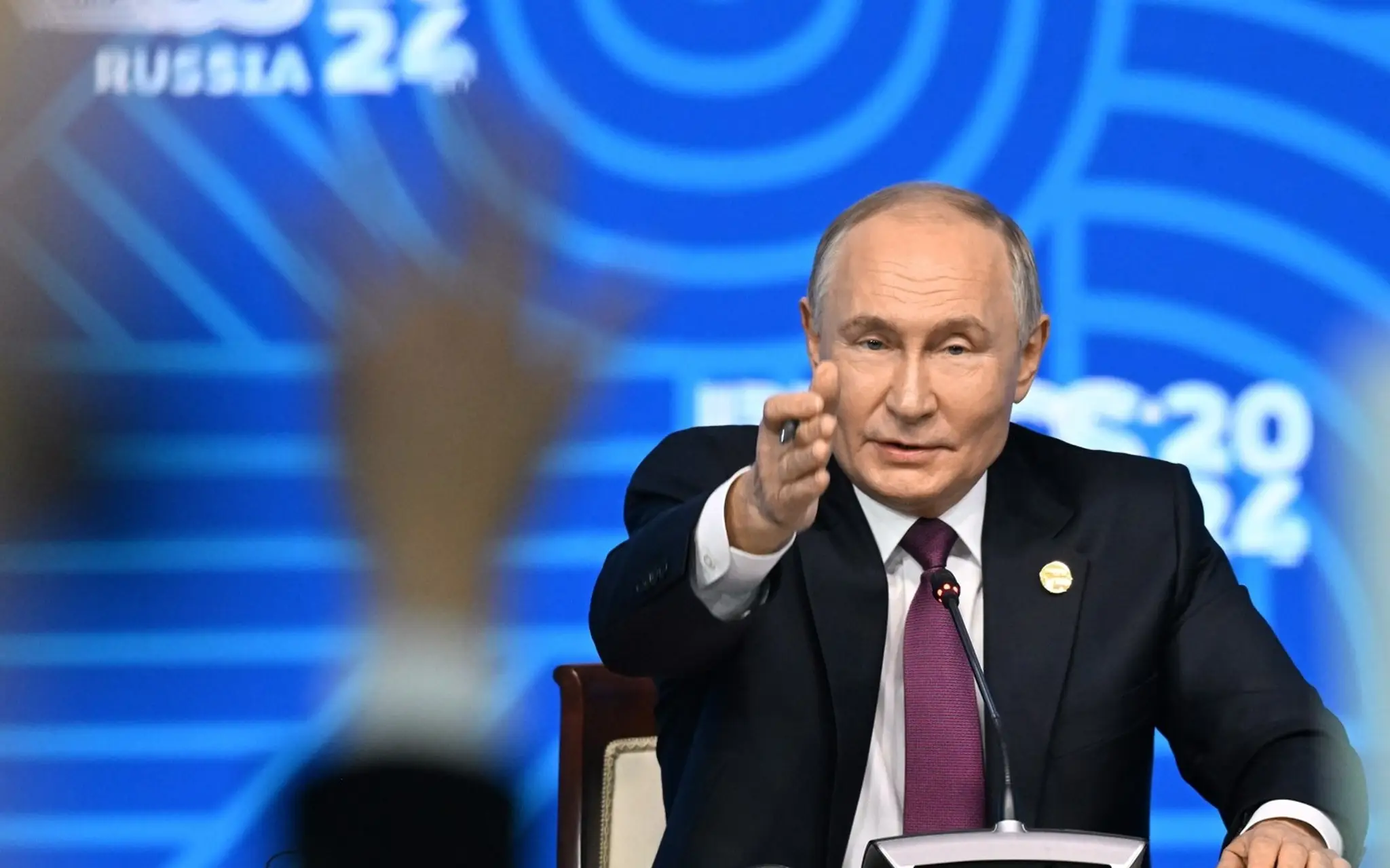 Vladimi Putin odpovedá na otázky novinárov na záver summitu BRICS.
