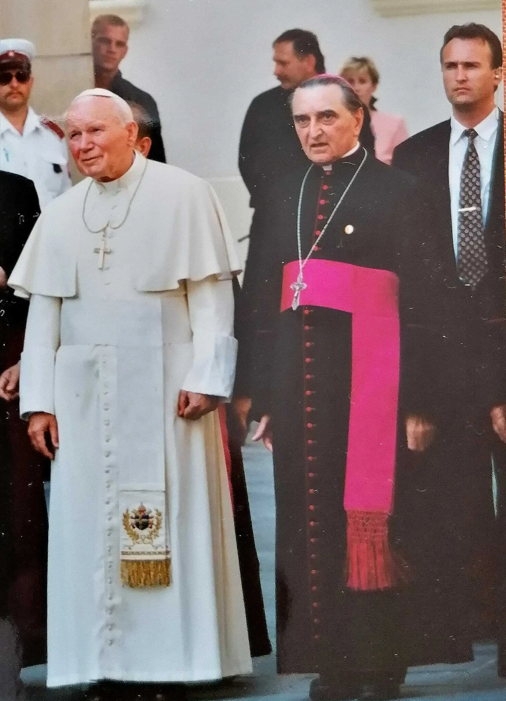 Pápež Ján Pavol II. a vtedajší veľvyslanec Svätej stolice na Slovensku. 