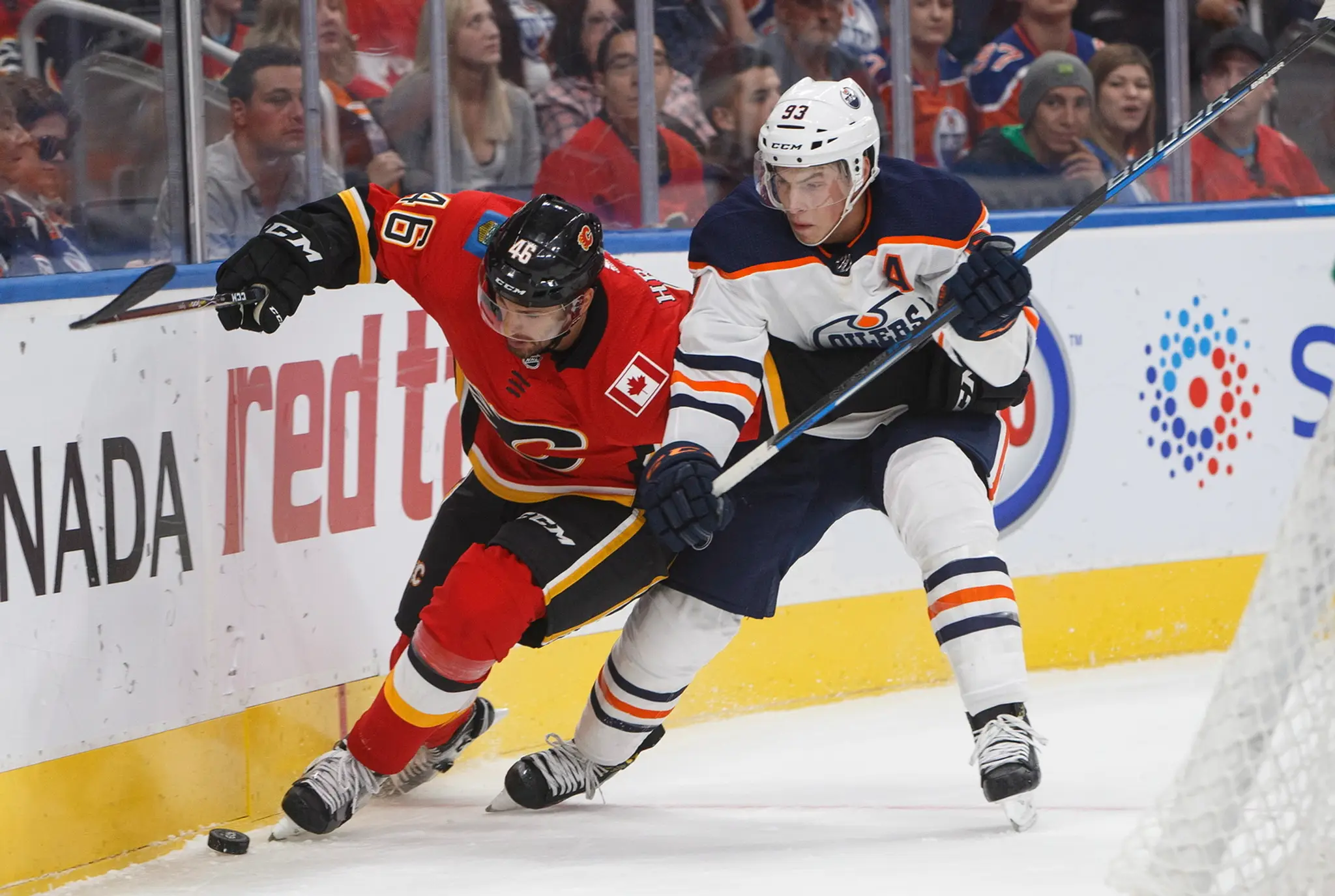 Marek Hrivík (vľavo) a Ryan Nugent-Hopkins z Edmontonu bojujú o puk v príprave pred sezónou NHL.