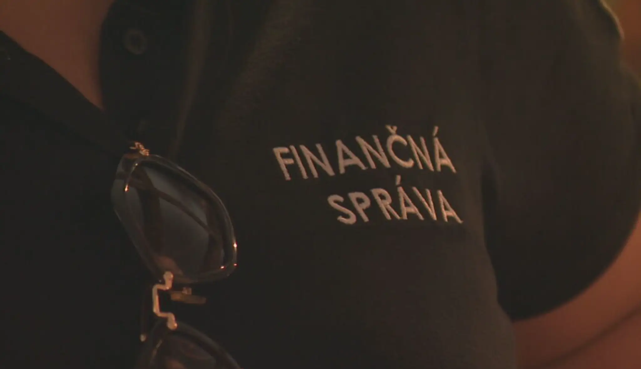 Na fotografii je tričko s nápisom Finančná správa.