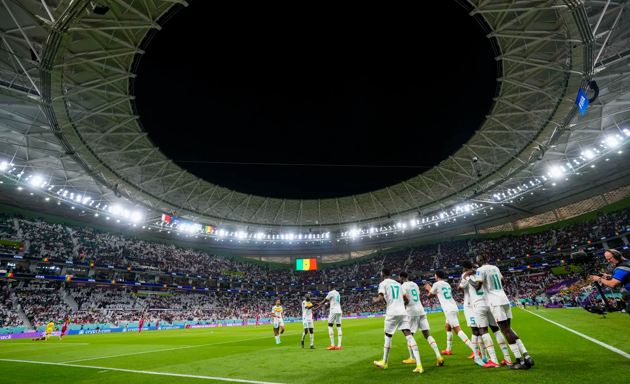 Senegalskí futbalisti sa tešia po strelení tretieho gólu v zápase základnej A-skupiny Katar - Senegal.