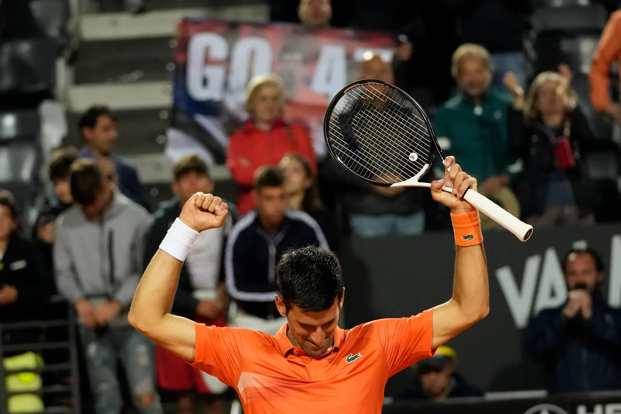 Srbský tenista Novak Djokovič sa teší po výhre nad Nórom Casperom Ruudom