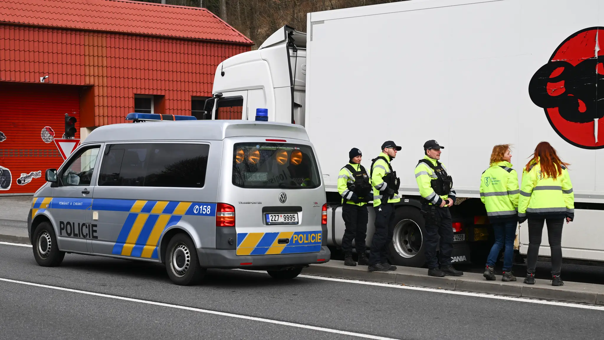 Policajti pre slintačku a krívačku zastavujú vozidlá na hraničných priechodoch