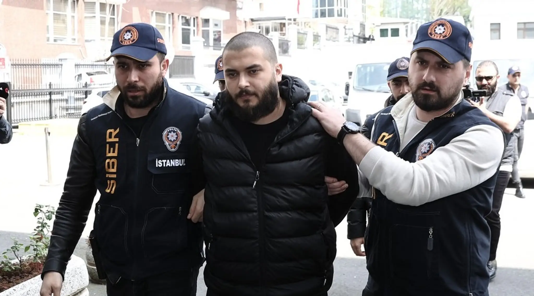 Policajti privádzajú na súd zakladateľa tureckej burzy kryptomien Faruka Fatiha Özera.