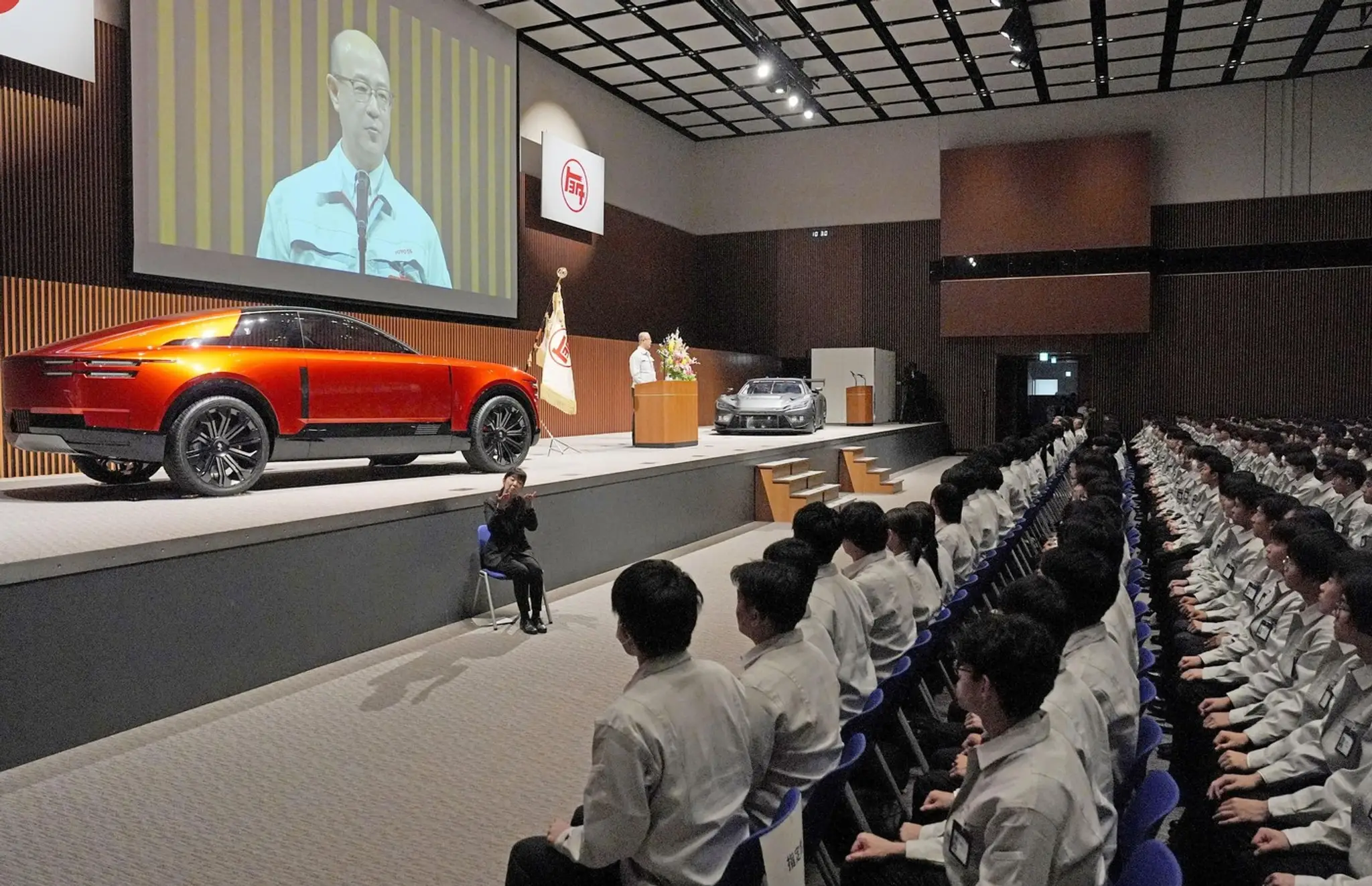Spoločnosť Toyota Motor Corp. usporiadala slávnostné privítanie nových zamestnancov v meste Toyota v prefektúre Aichi v strednom Japonsku.