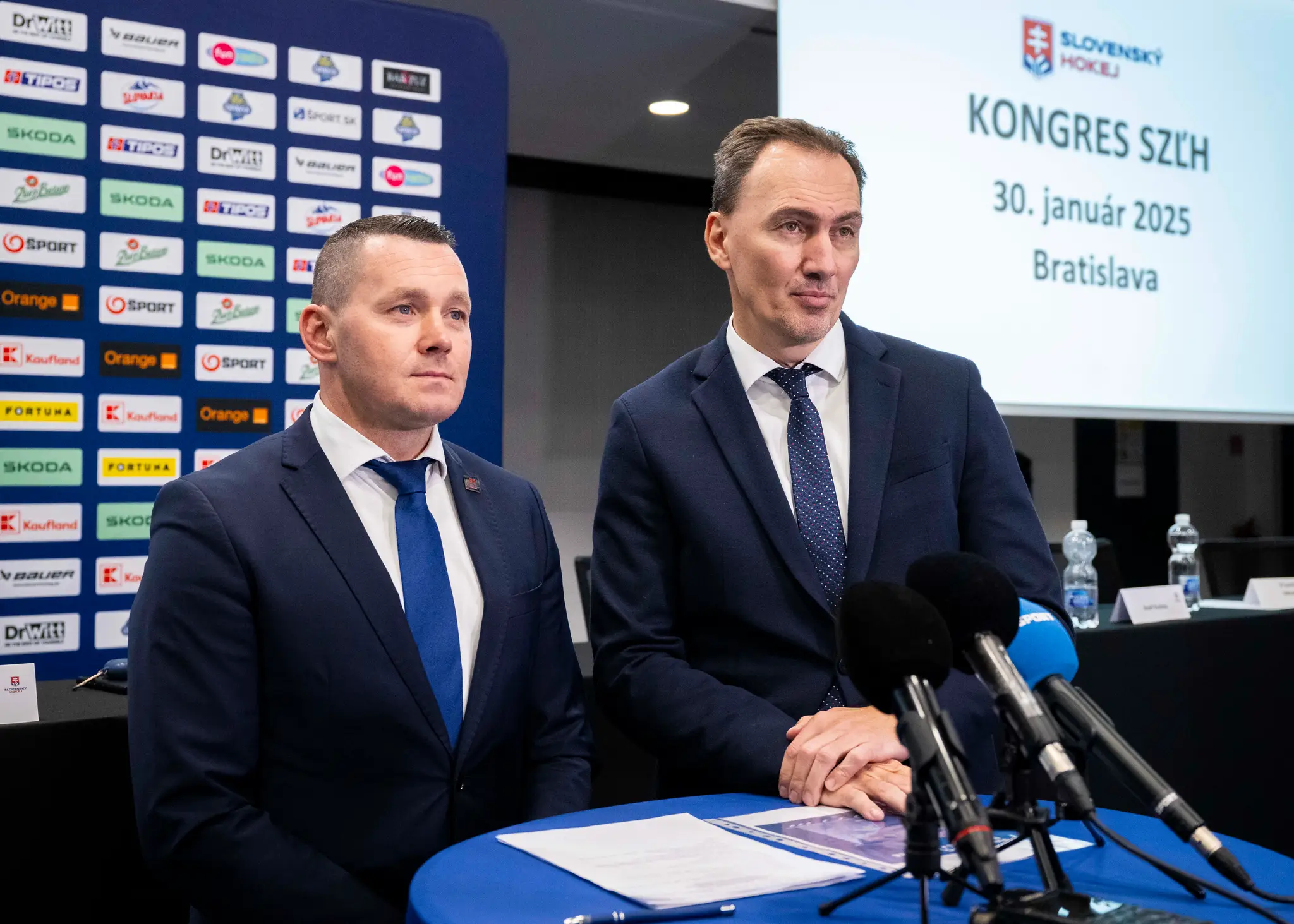 Na snímke zľava generálny sekretár Slovenského zväzu ľadového hokeja (SZĽH) Miroslav Lažo a prezident SZĽH Miroslav Šatan.