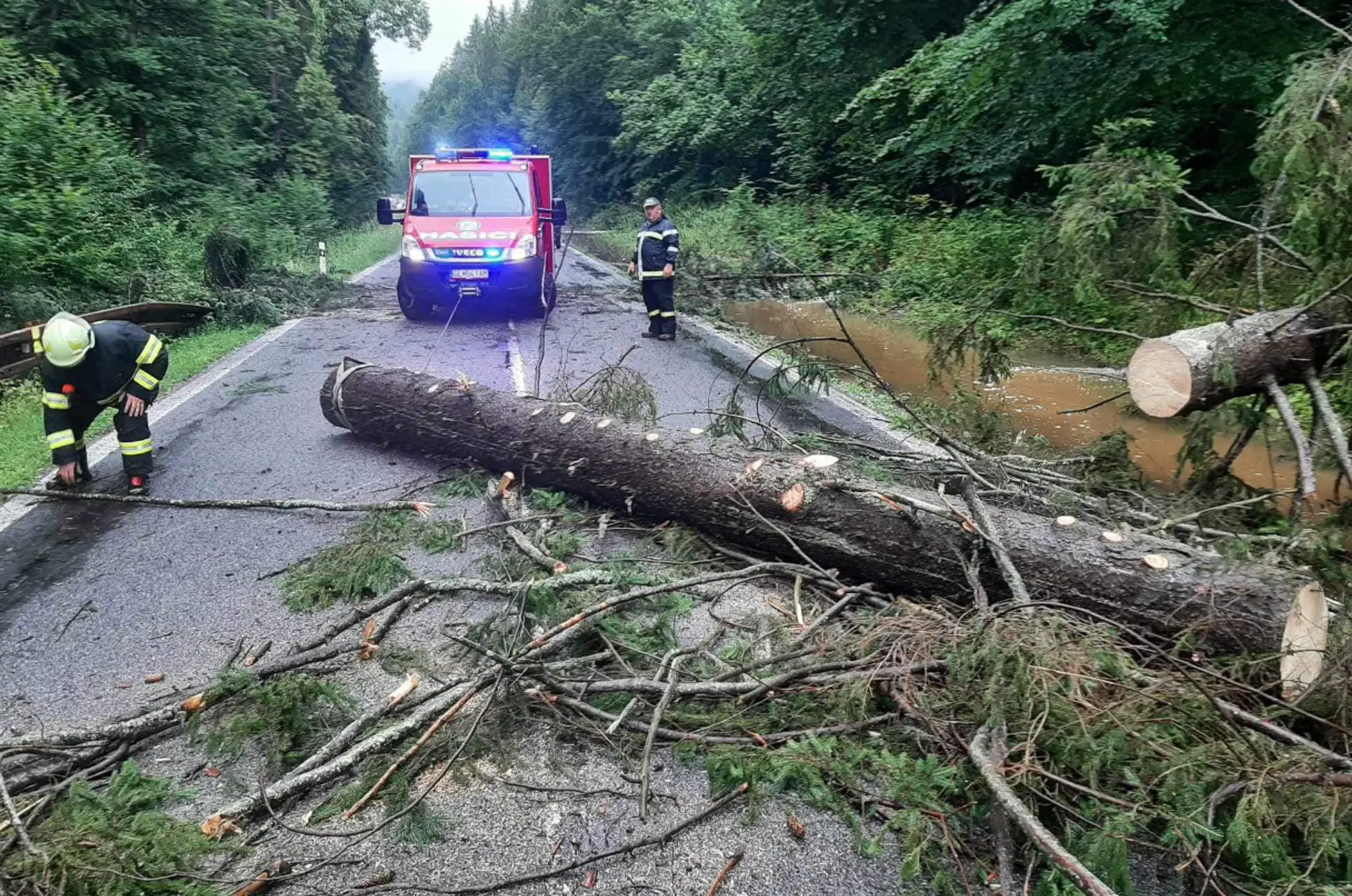 Obcou Mníšek nad Hnilcom sa prehnala silná búrka a prívalová povodeň.