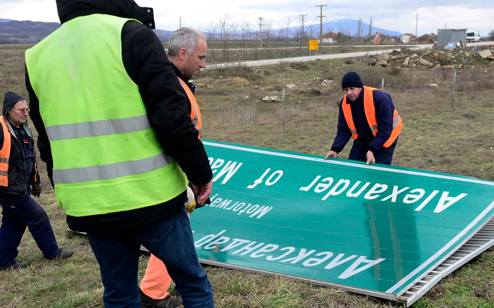Gesto dobrej vôle voči susednému Grécku - výmena značiek na diaľnici. 
