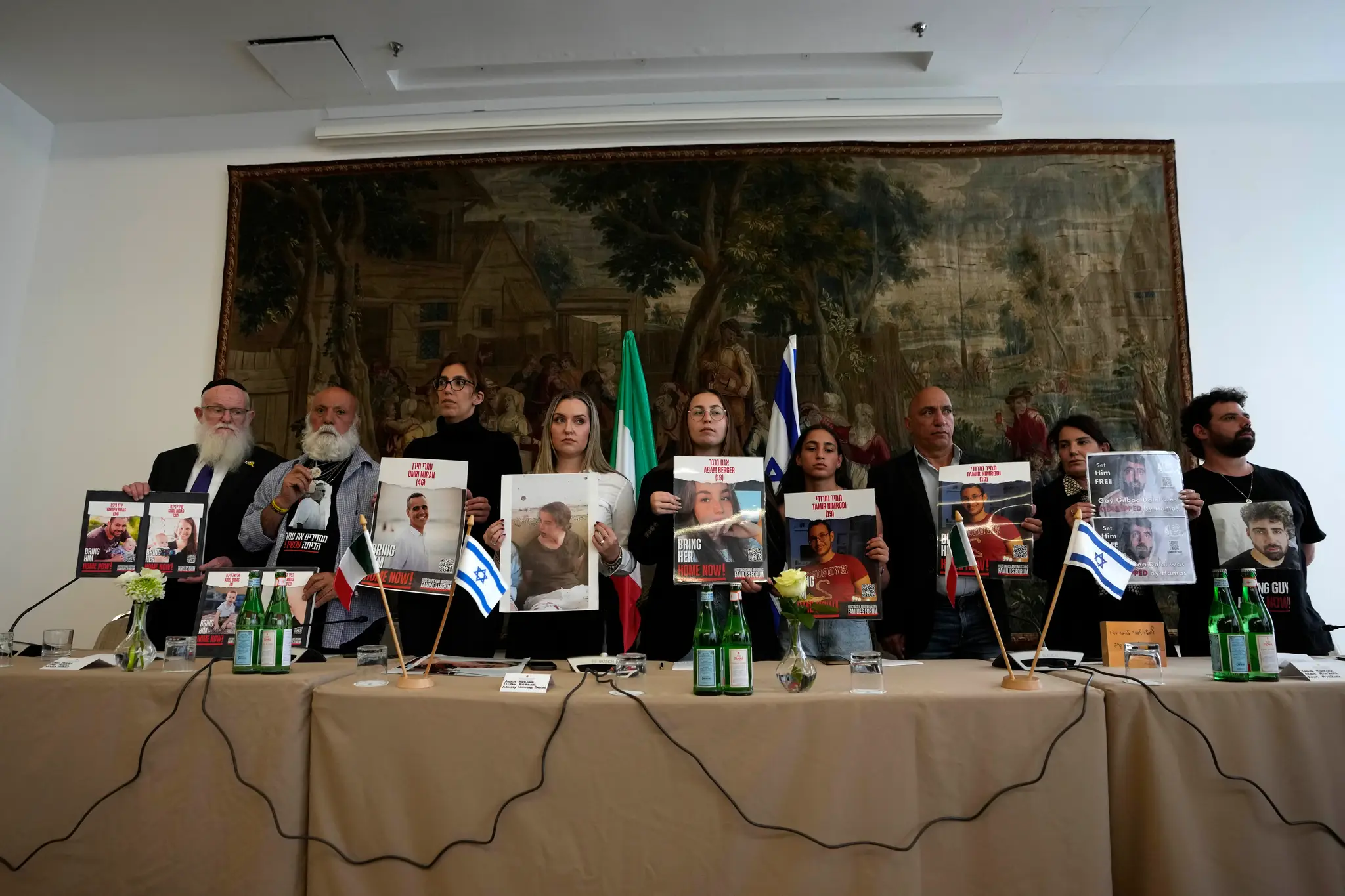 Príbuzní izraelských rukojemníkov zadržiavaných Hamasom pózujú s fotografiami unesených.