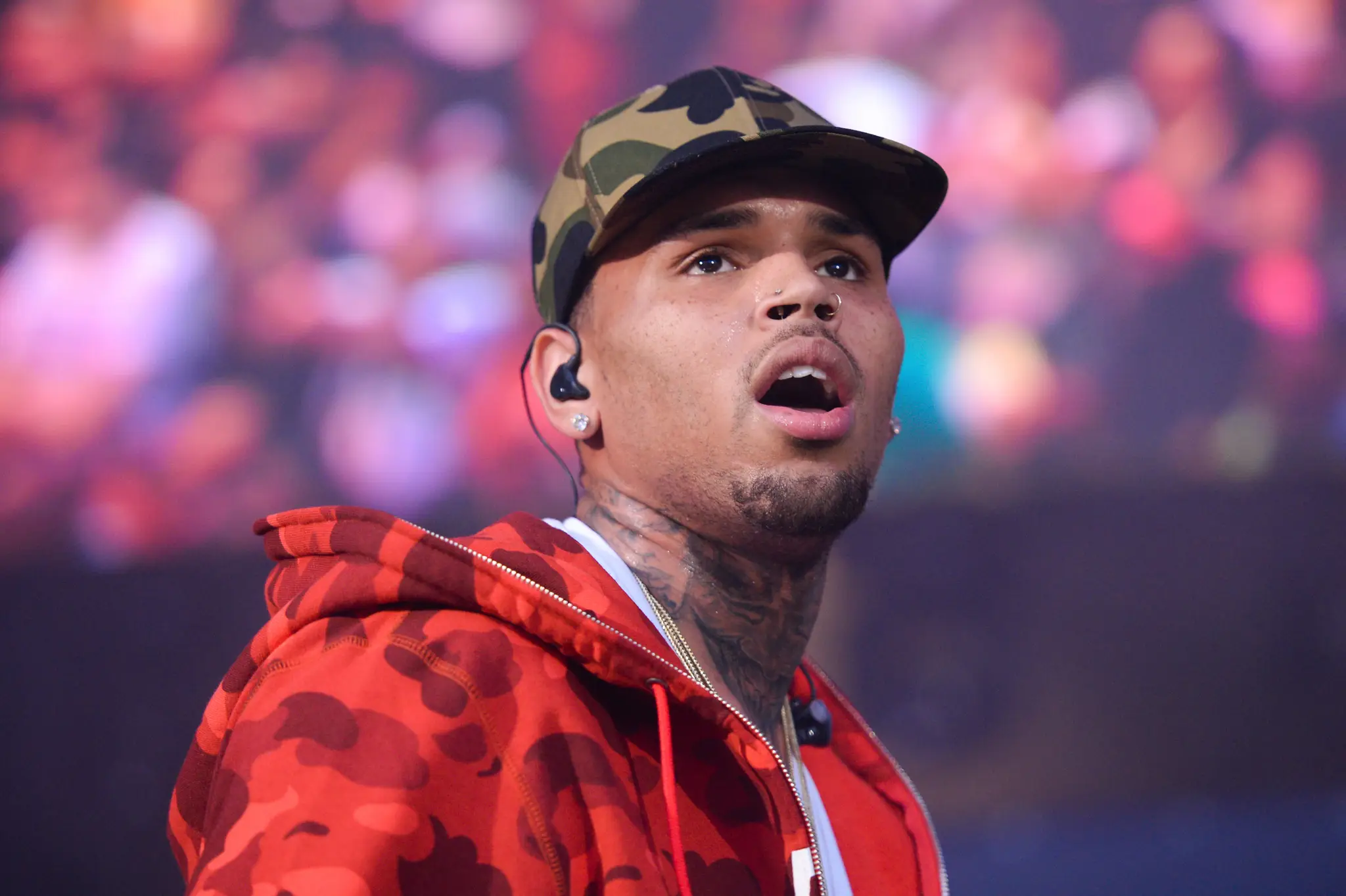 Na snímke spevák Chris Brown, ktorého zadržali pre napadnutie.