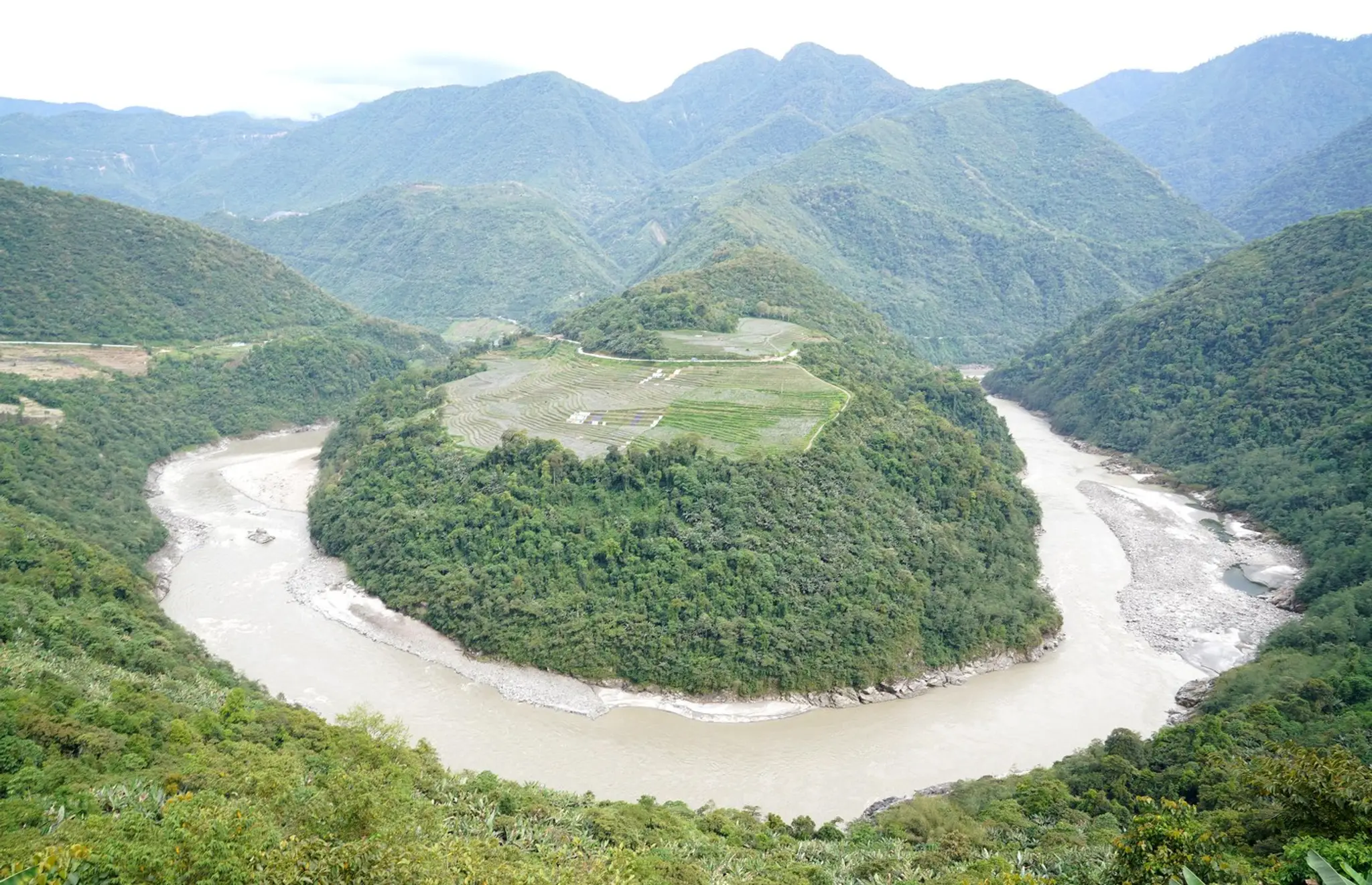 Úsek rieky Yarlung Tsangpo v juhozápadnej čínskej autonómnej oblasti Tibet.