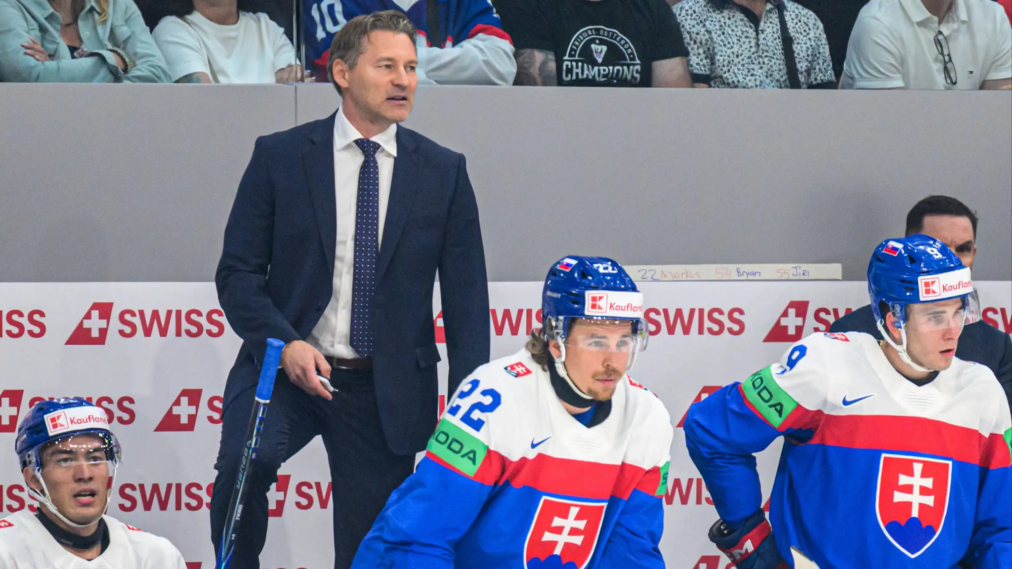 Slovenská striedačka počas zápasu so Švédskom. (cropped)