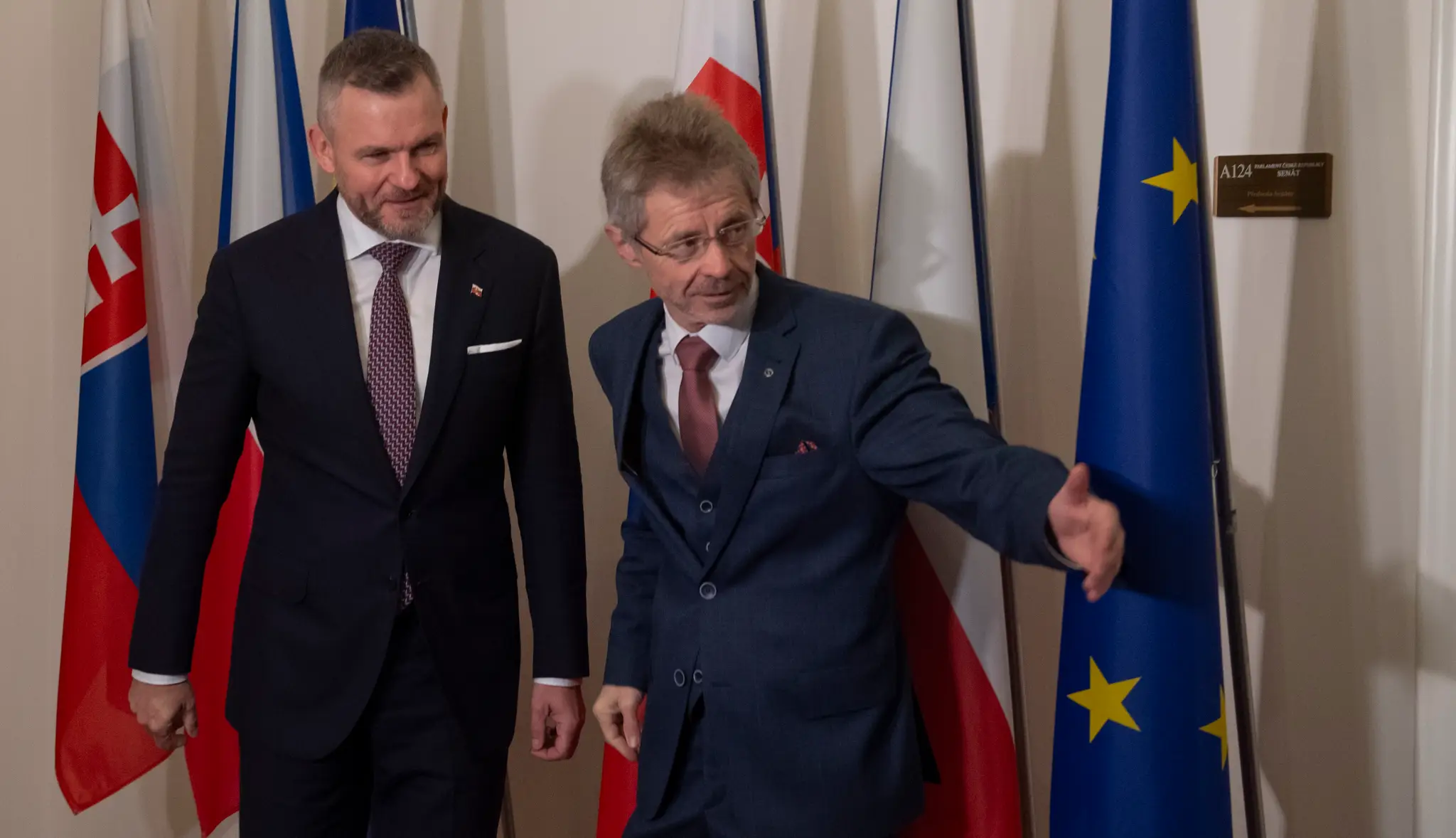 Na snímke predseda Národnej rady (NR) SR Peter Pellegrini (vľavo) a predseda Senátu Parlamentu ČR Miloš Vystrčil pózujú počas stretnutia v Prahe.
