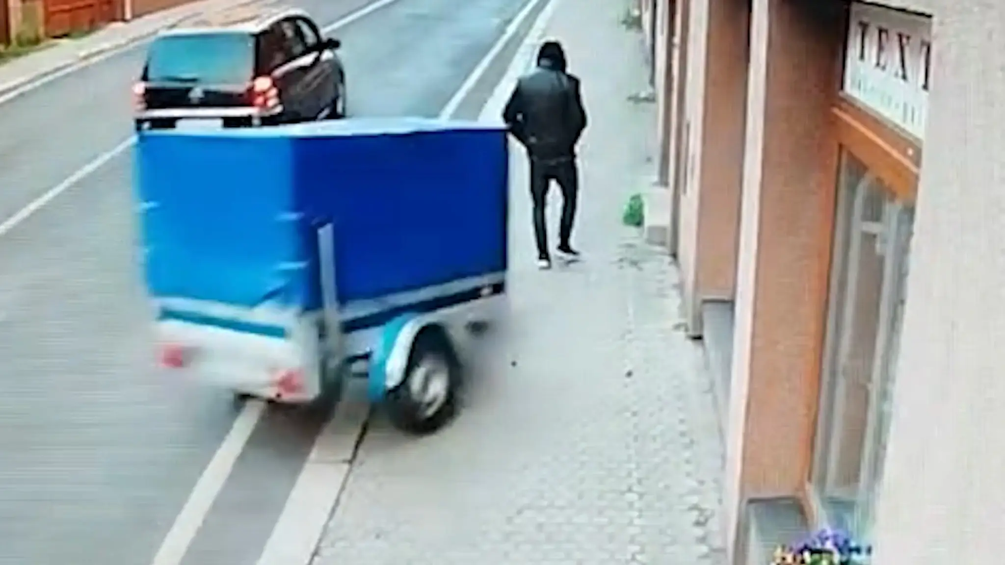 Odpojený vozík zranil muža na chodníku