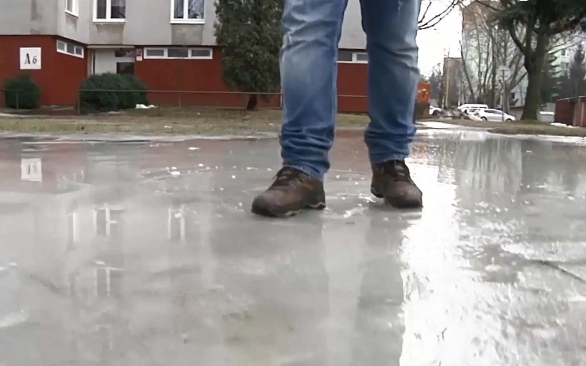 Obrovská mláka pred bytovkou