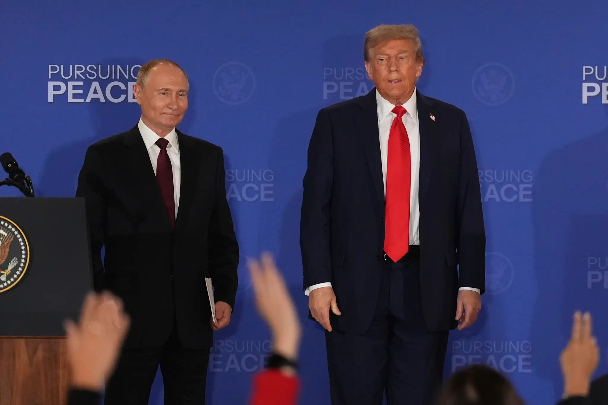 Vladimir Putin a Donald Trump počas tlačovej konferencie