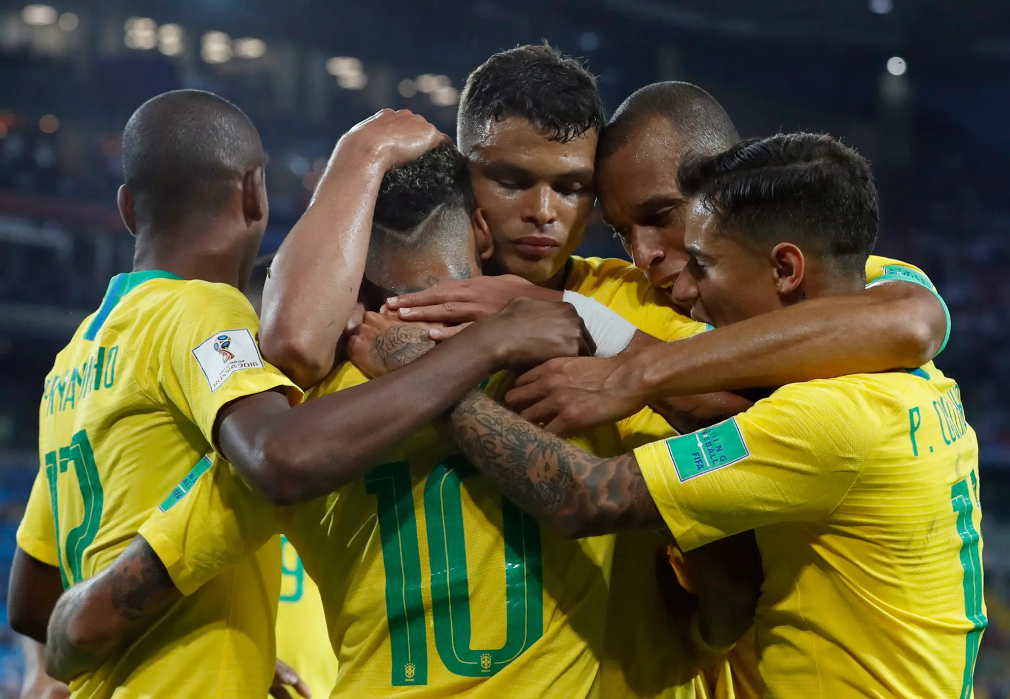 Brazílski hráči oslavujú gól Thiaga Silvu (v strede) v dueli proti Srbsku na MS 2018.