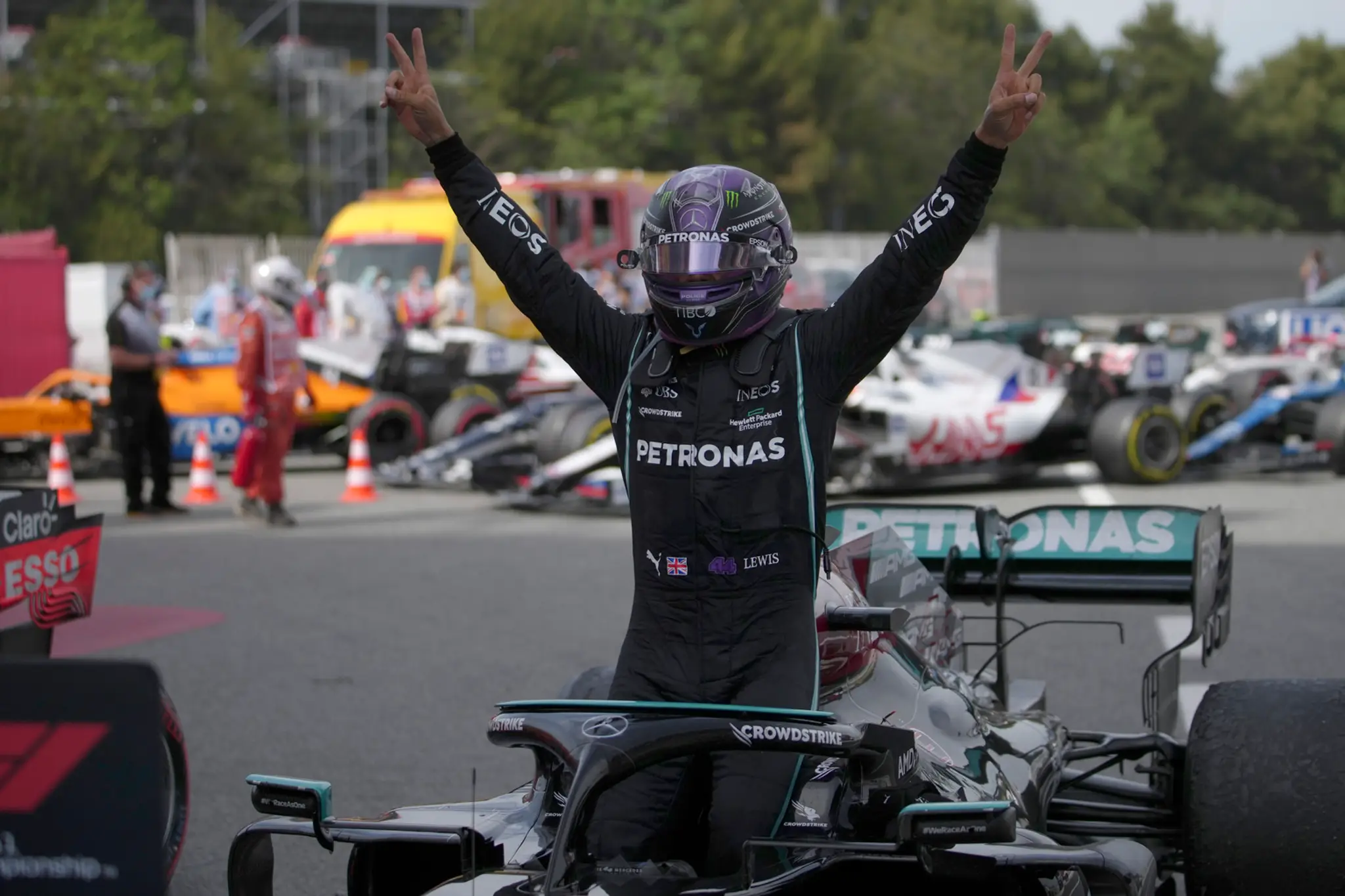 Lewis Hamilton na Mercedese sa teší po triumfe na Veľkej cene Španielska.