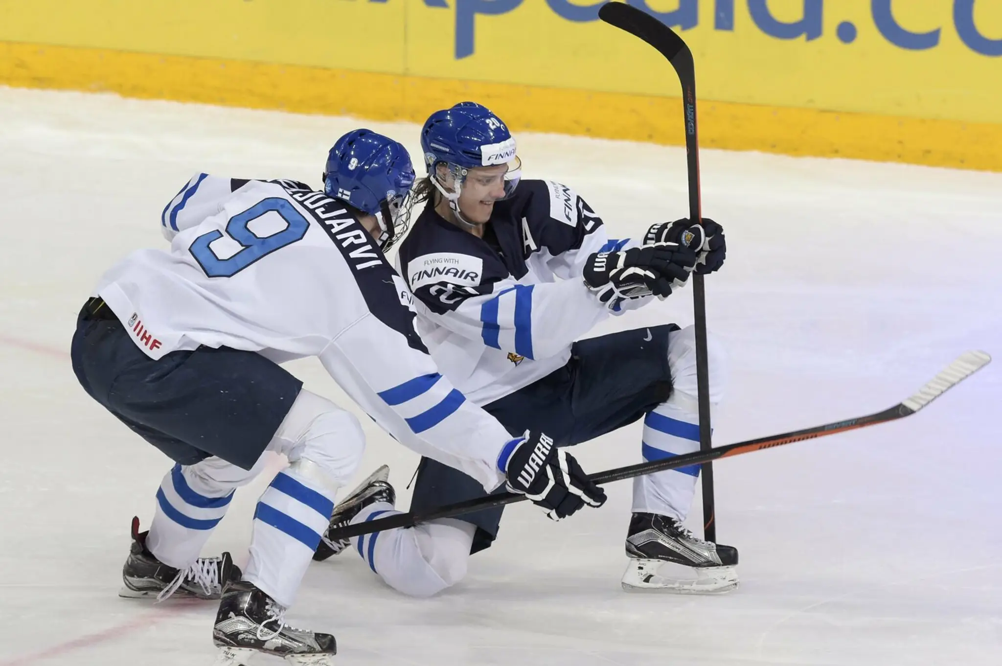 Sebastian Aho (vpravo) oslavuje so spoluhráčom Jessem Puljujärvim gól na MSJ 2016.