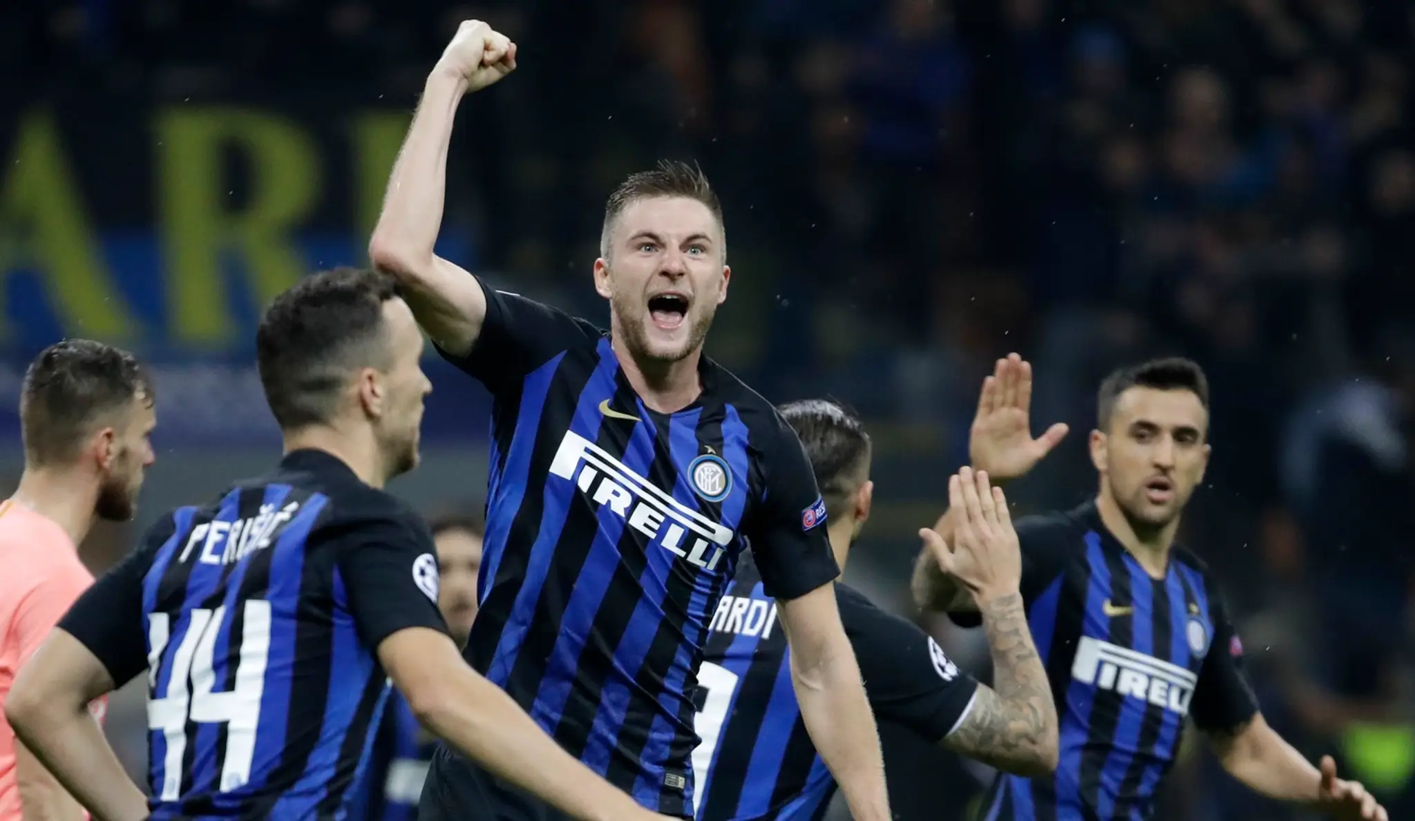 Milan Škriniar oslavuje so spoluhráčmi gól do siete Barcelony.