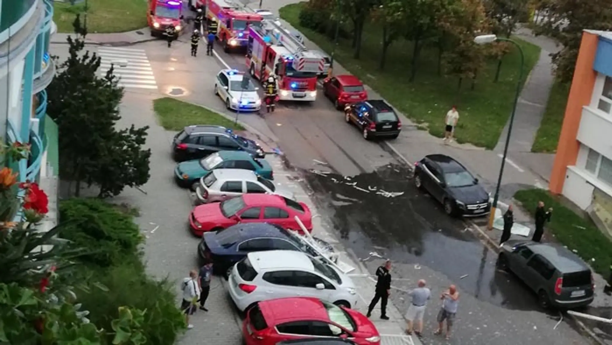 Explózia poškodila zaparkované autá.