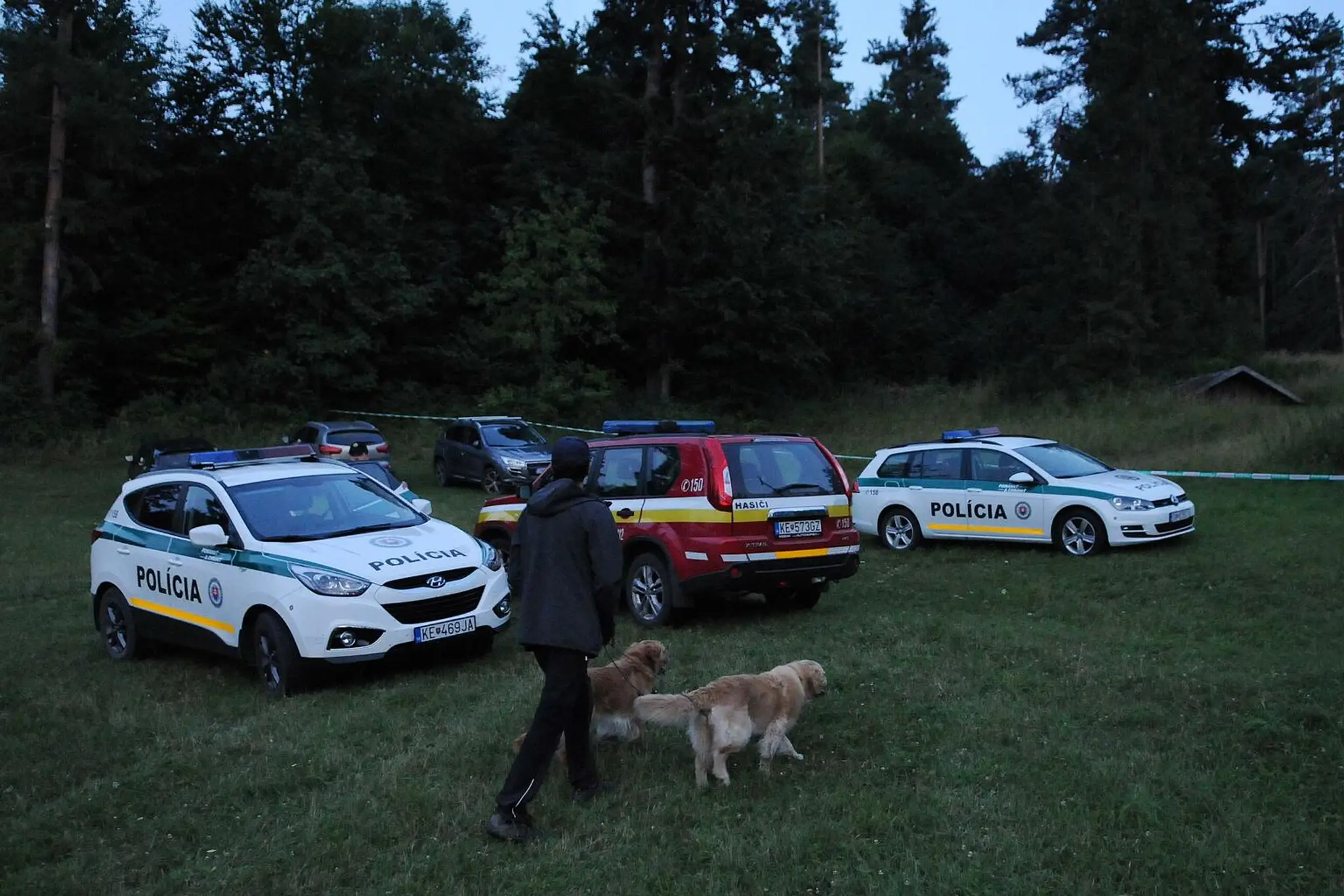 Policajné autá na mieste, kde padol vrtuľník v Slovenskom raji.